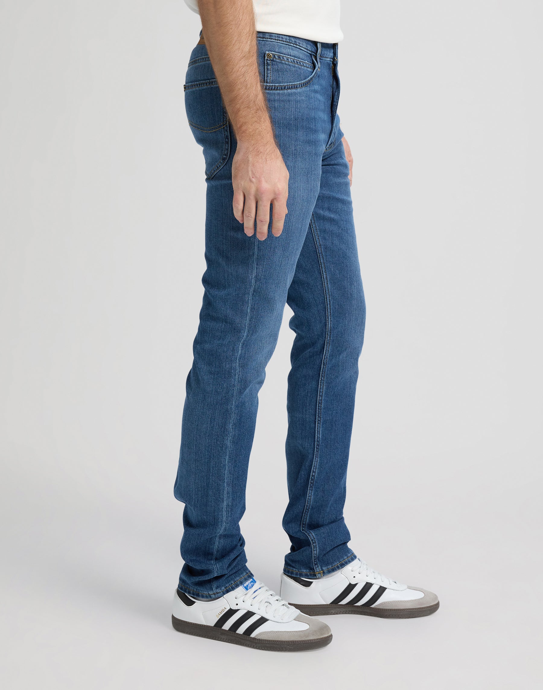 Luke en jeans Archie Lee