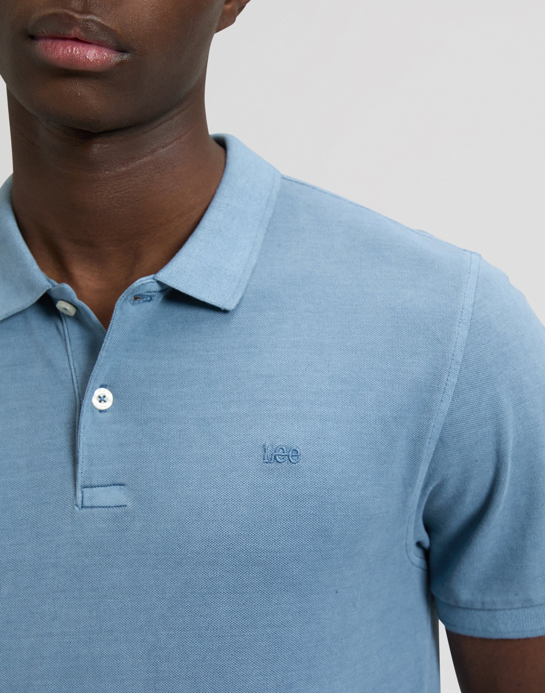 Polo teint en pièce, couleur bleu poussiéreux