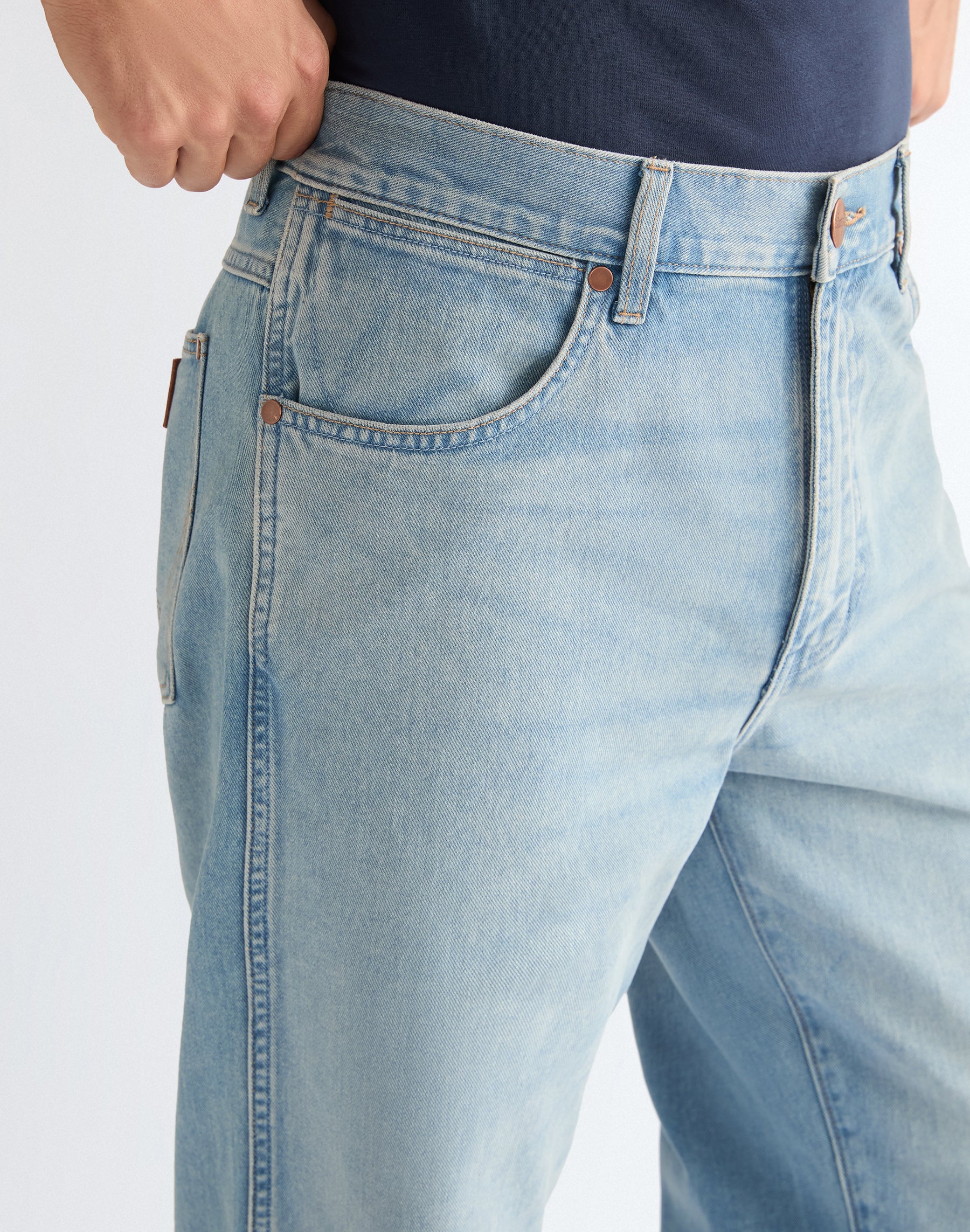 Jeans Loose Straight en Dove Wing Wrangler