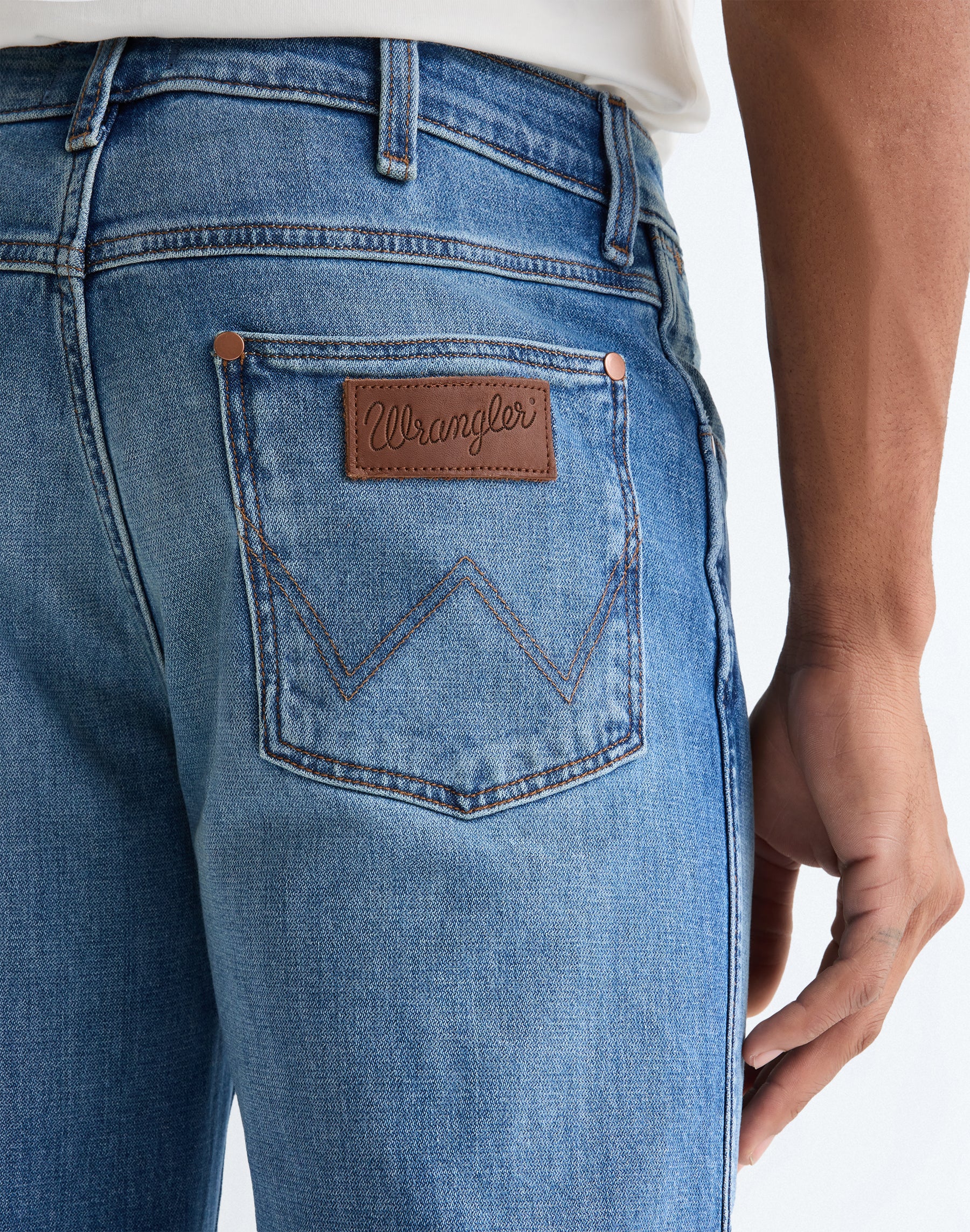 Jeans Loose Boot en bleu marine Wrangler