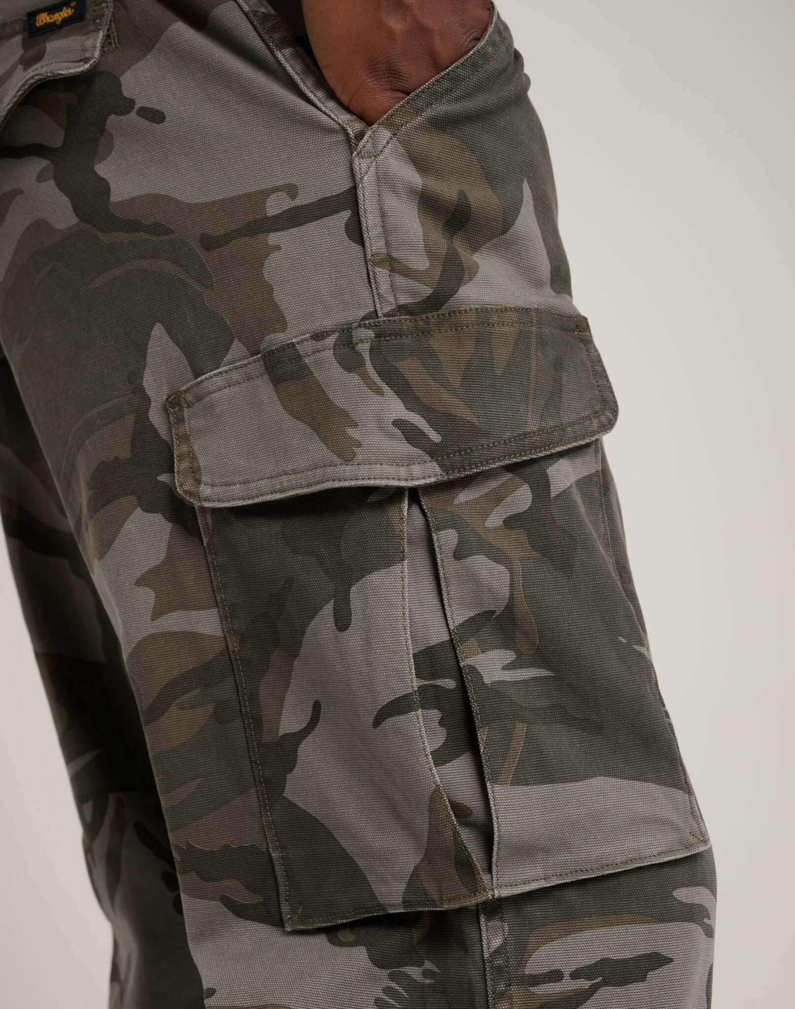 Mike Lucas Pant in Camo Pantalon Wrangler