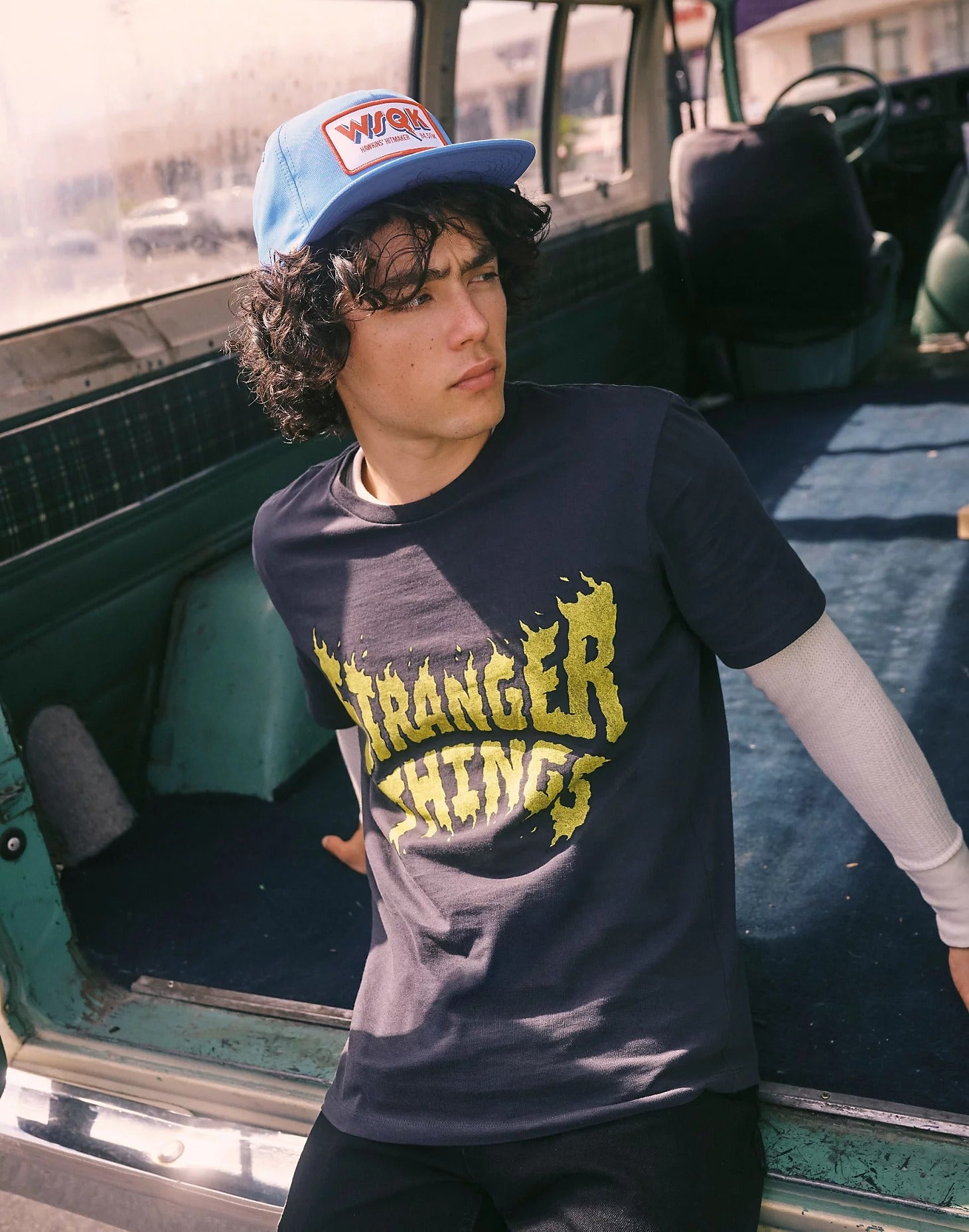 Tee Stranger Things en noir délavé