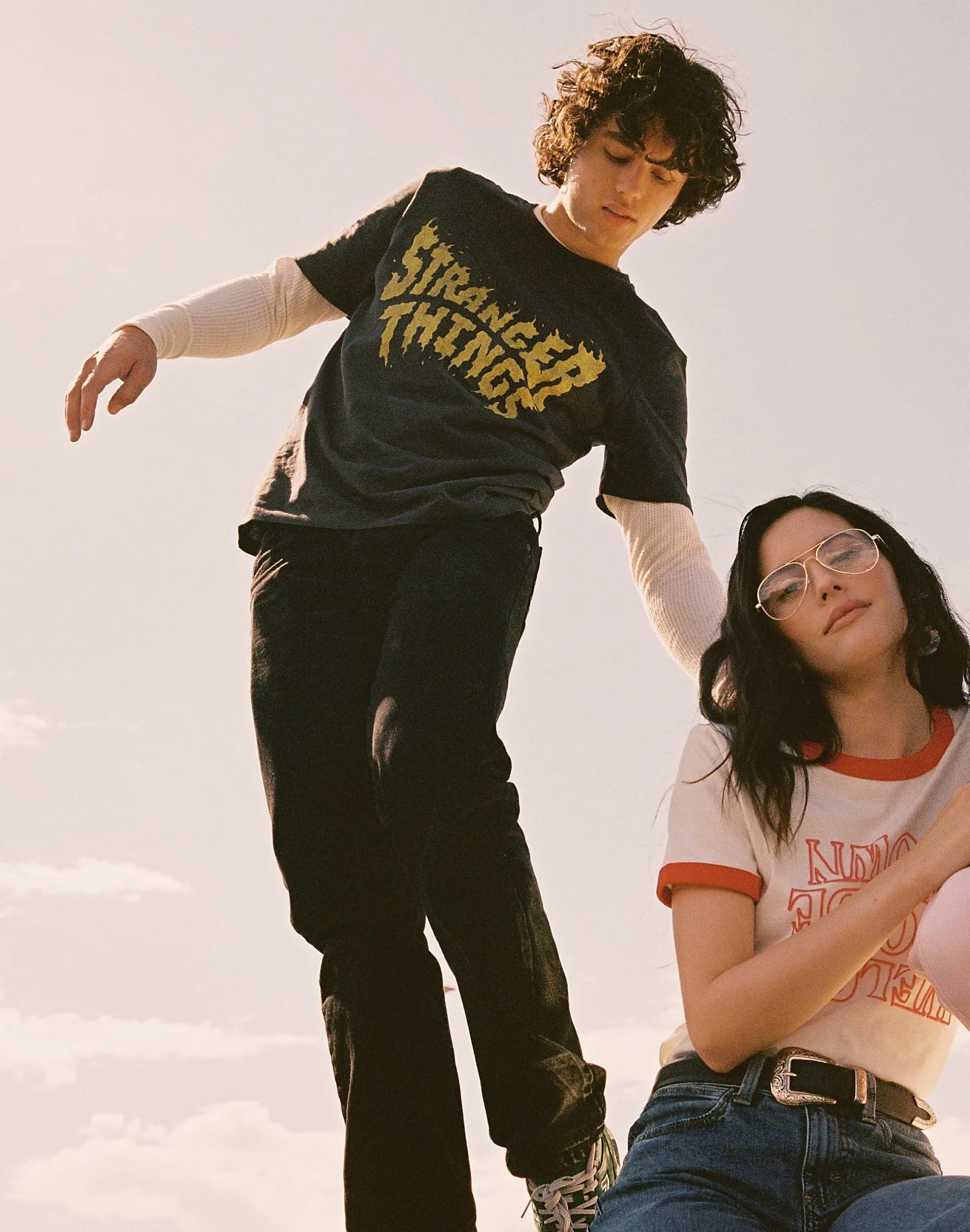 Tee Stranger Things en noir délavé