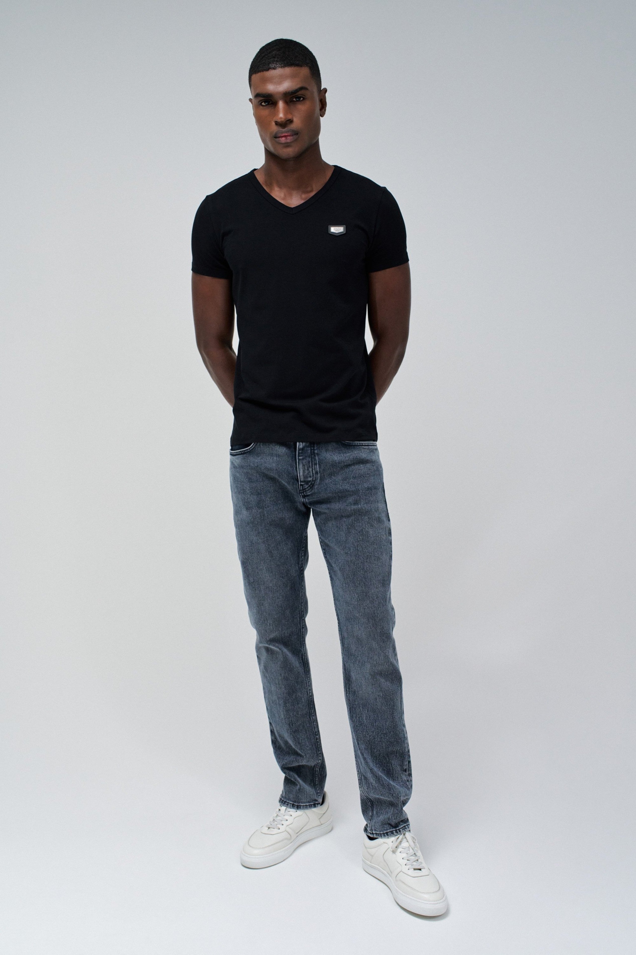 T-shirt Vneck Cotton Lycra Metal Badge en noir T-shirts Salsa Jeans