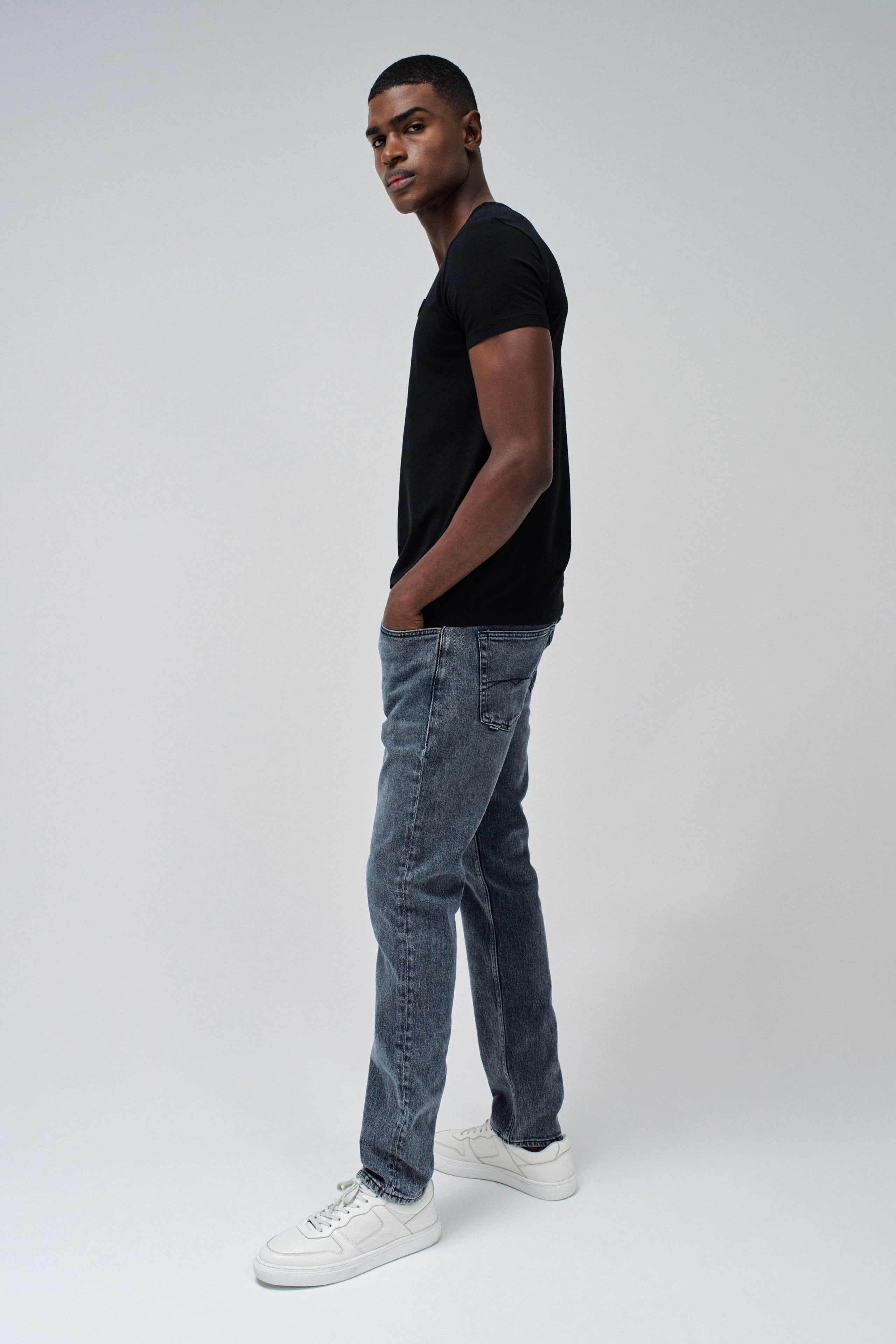 T-shirt Vneck Cotton Lycra Metal Badge en noir T-shirts Salsa Jeans