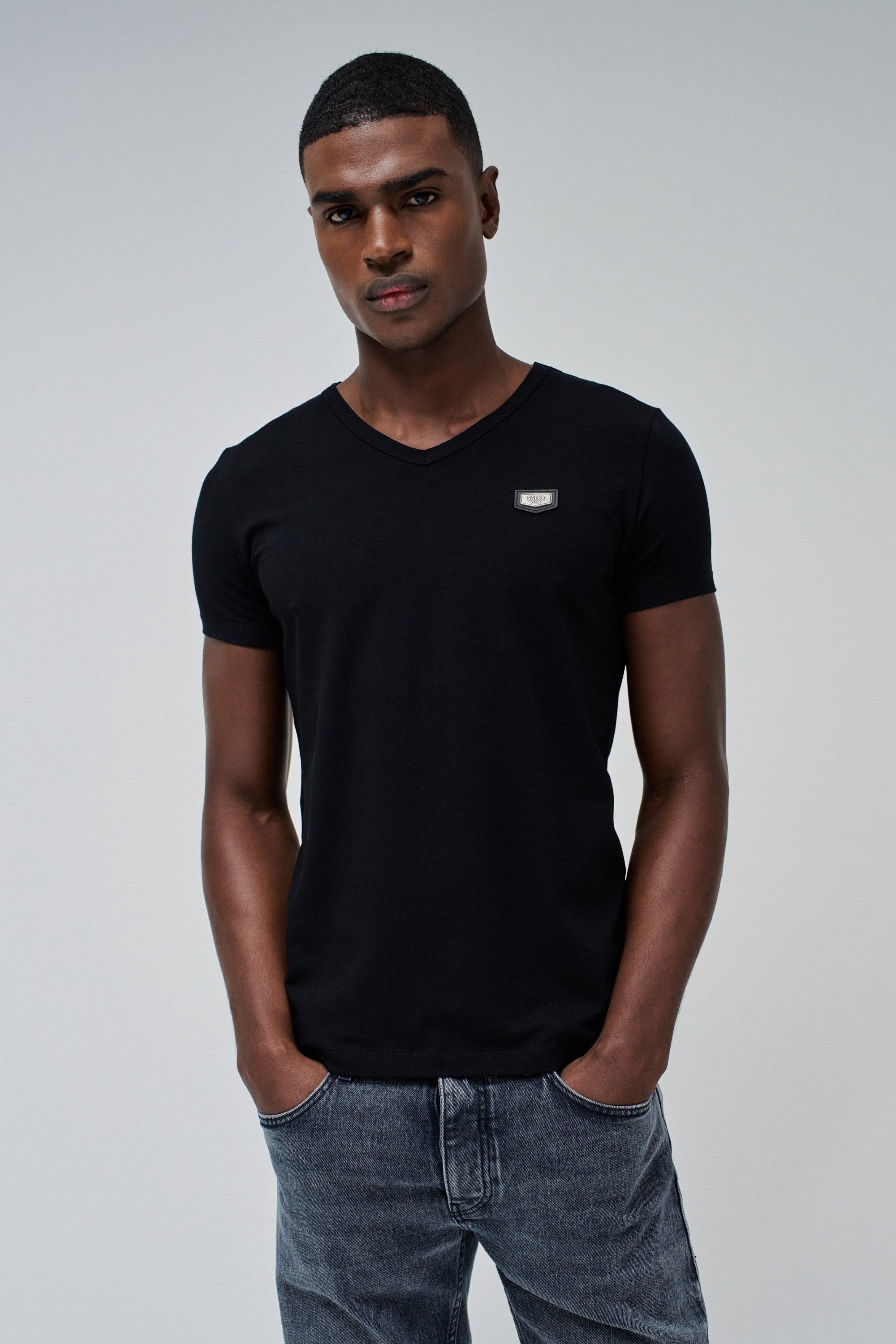 T-shirt Vneck Cotton Lycra Metal Badge en noir T-shirts Salsa Jeans
