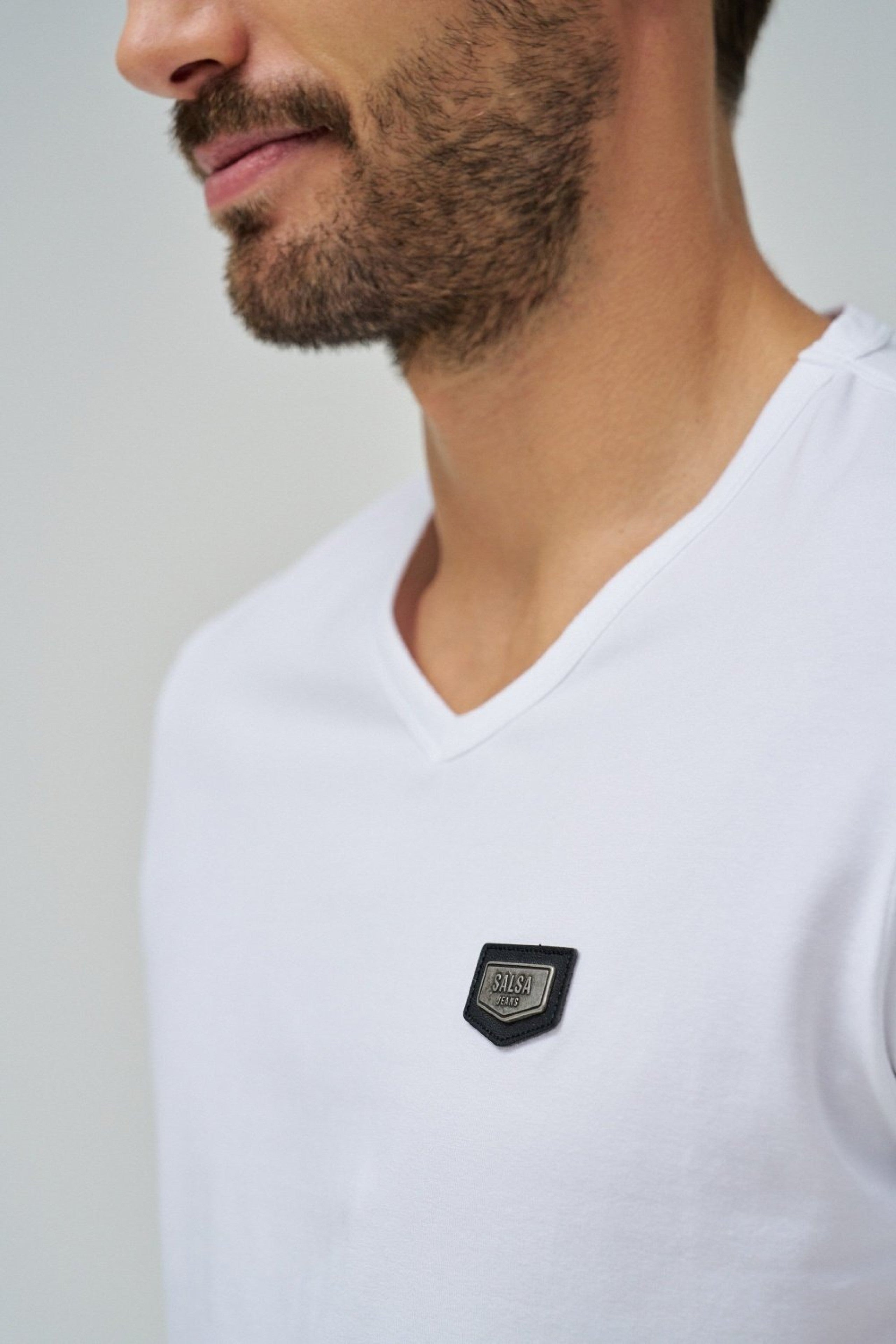 T-shirt Vneck Cotton Lycra Badge métallique en blanc T-shirts Salsa Jeans