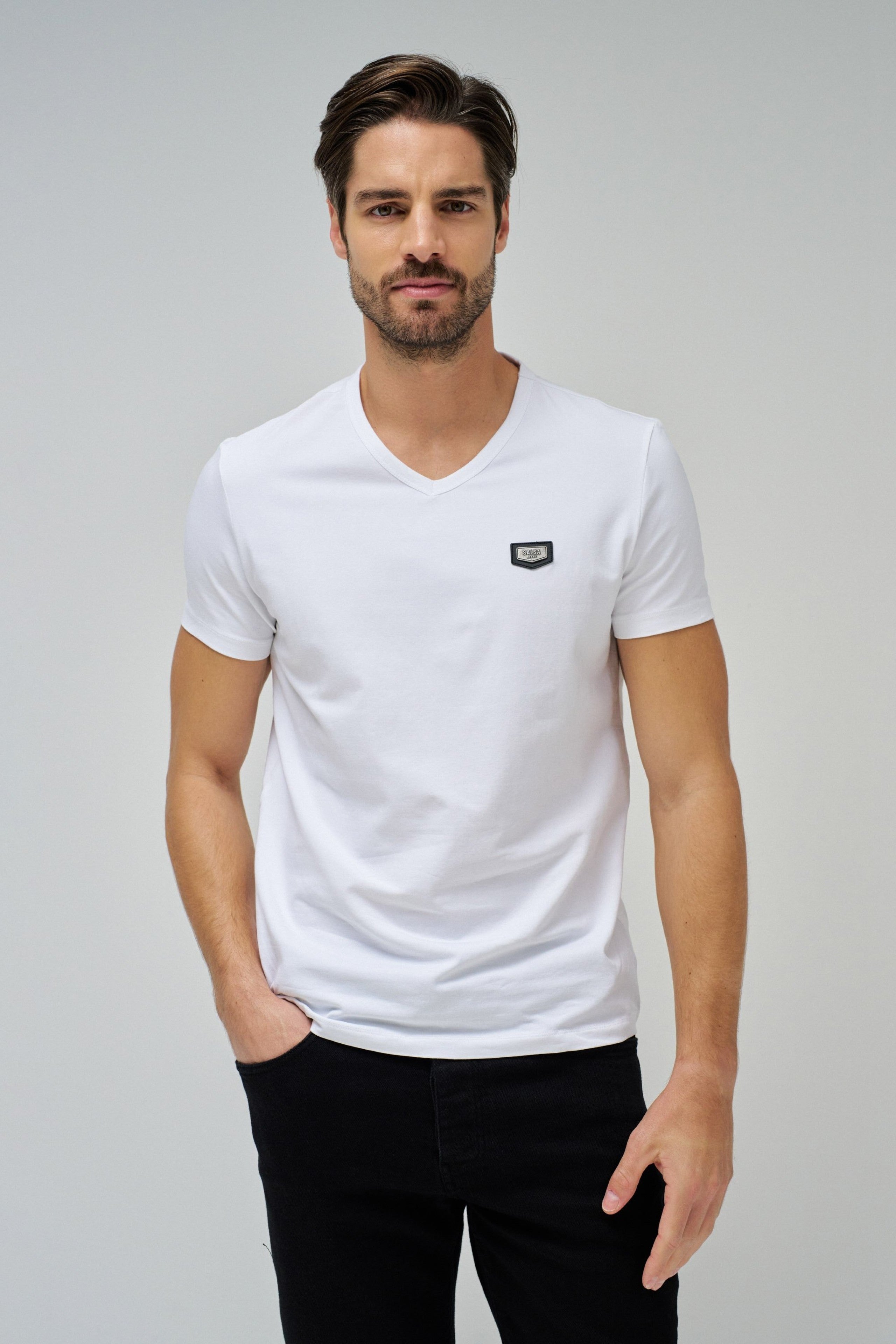 T-shirt Vneck Cotton Lycra Badge métallique en blanc T-shirts Salsa Jeans