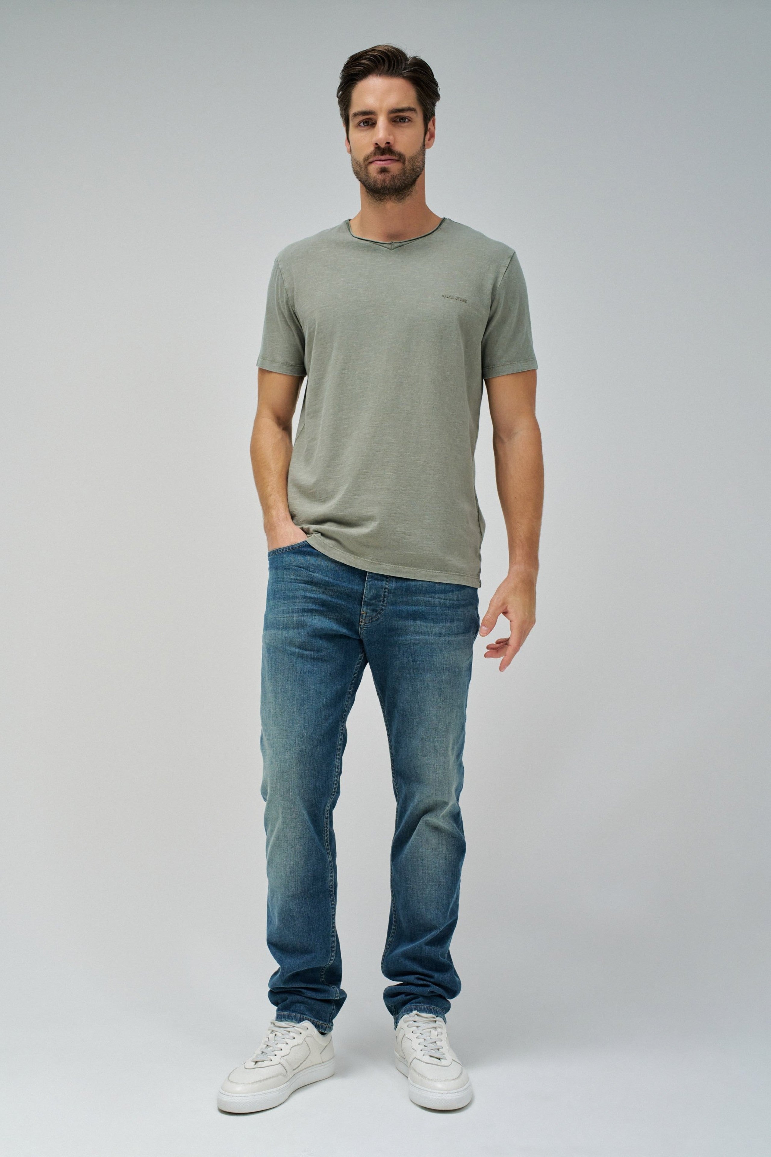 T-shirt V Neck Raw Edge Slim Fit en vert moyen T-shirts Salsa Jeans