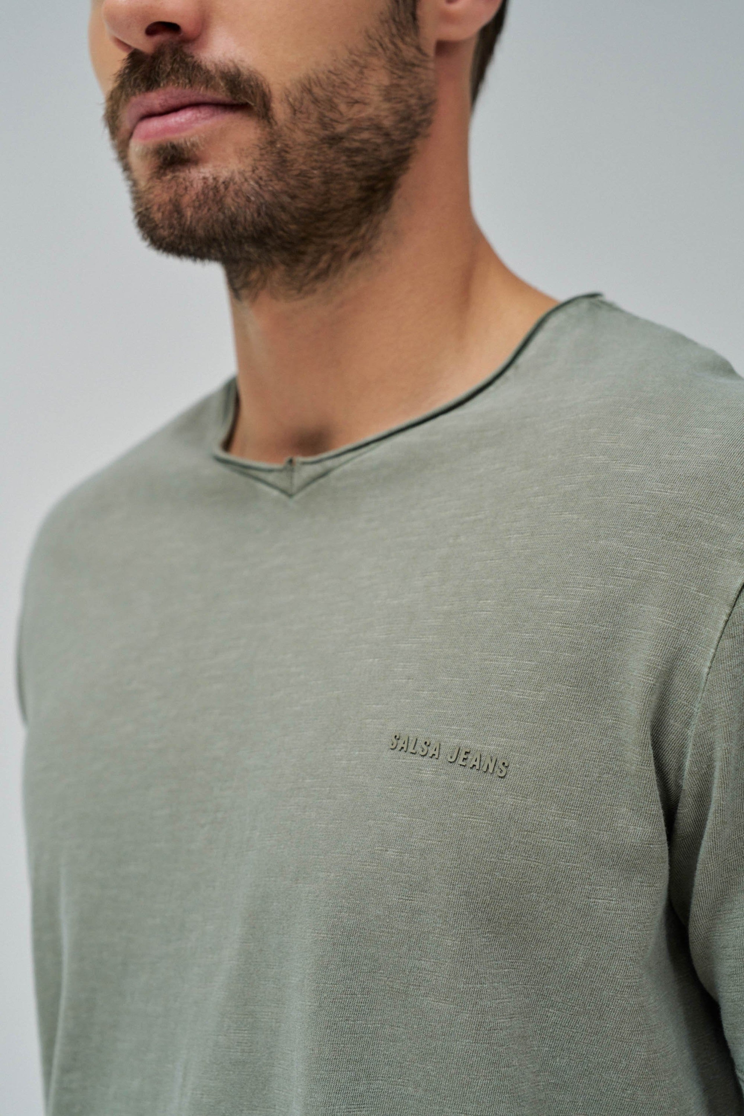 T-shirt V Neck Raw Edge Slim Fit en vert moyen T-shirts Salsa Jeans