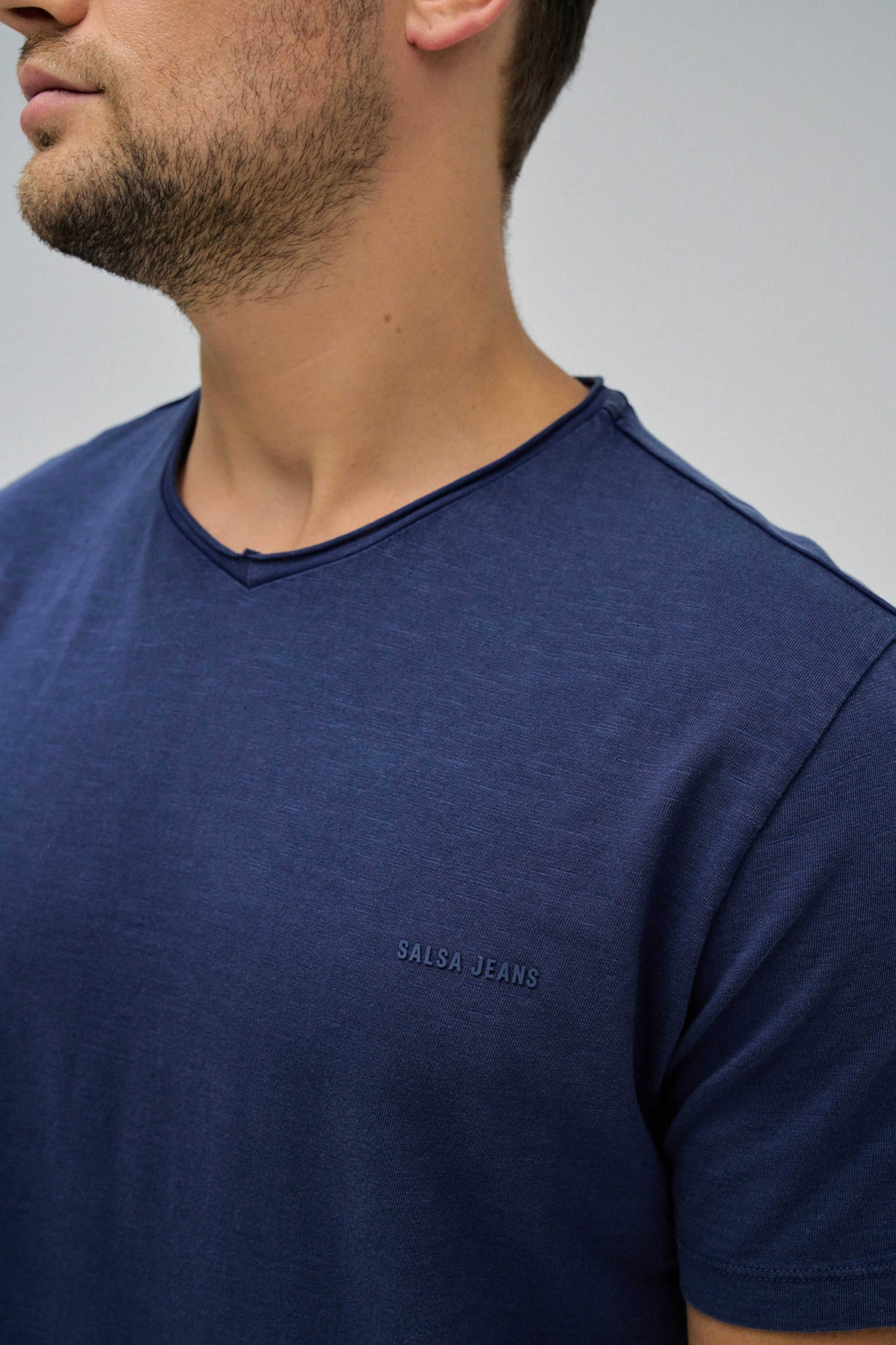 T-shirt V Neck Raw Edge Slim Fit en bleu moyen T-shirts Salsa Jeans