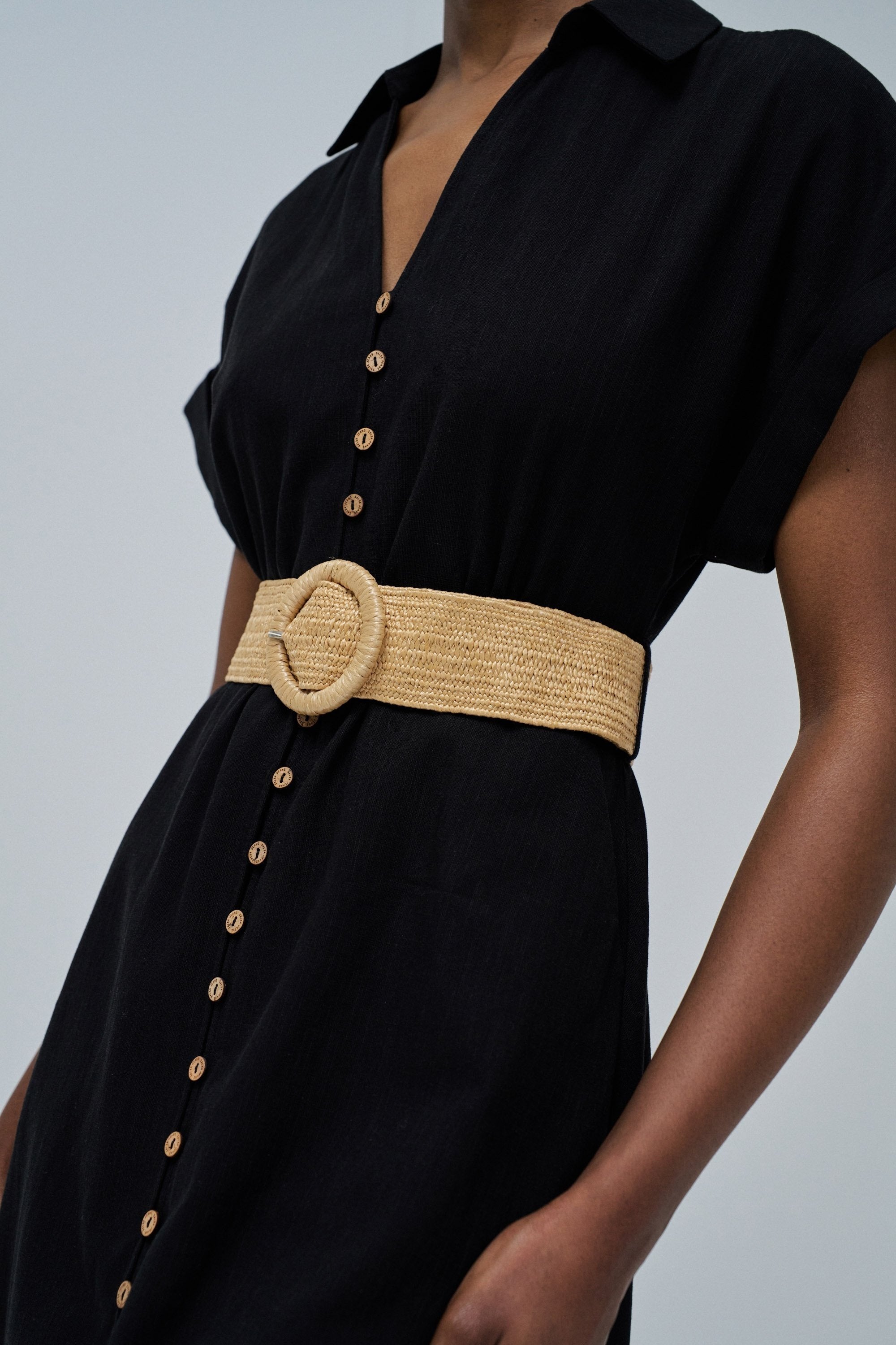 Robe en lin avec ceinture boutonnée à l'avant en noir Robes Salsa Jeans
