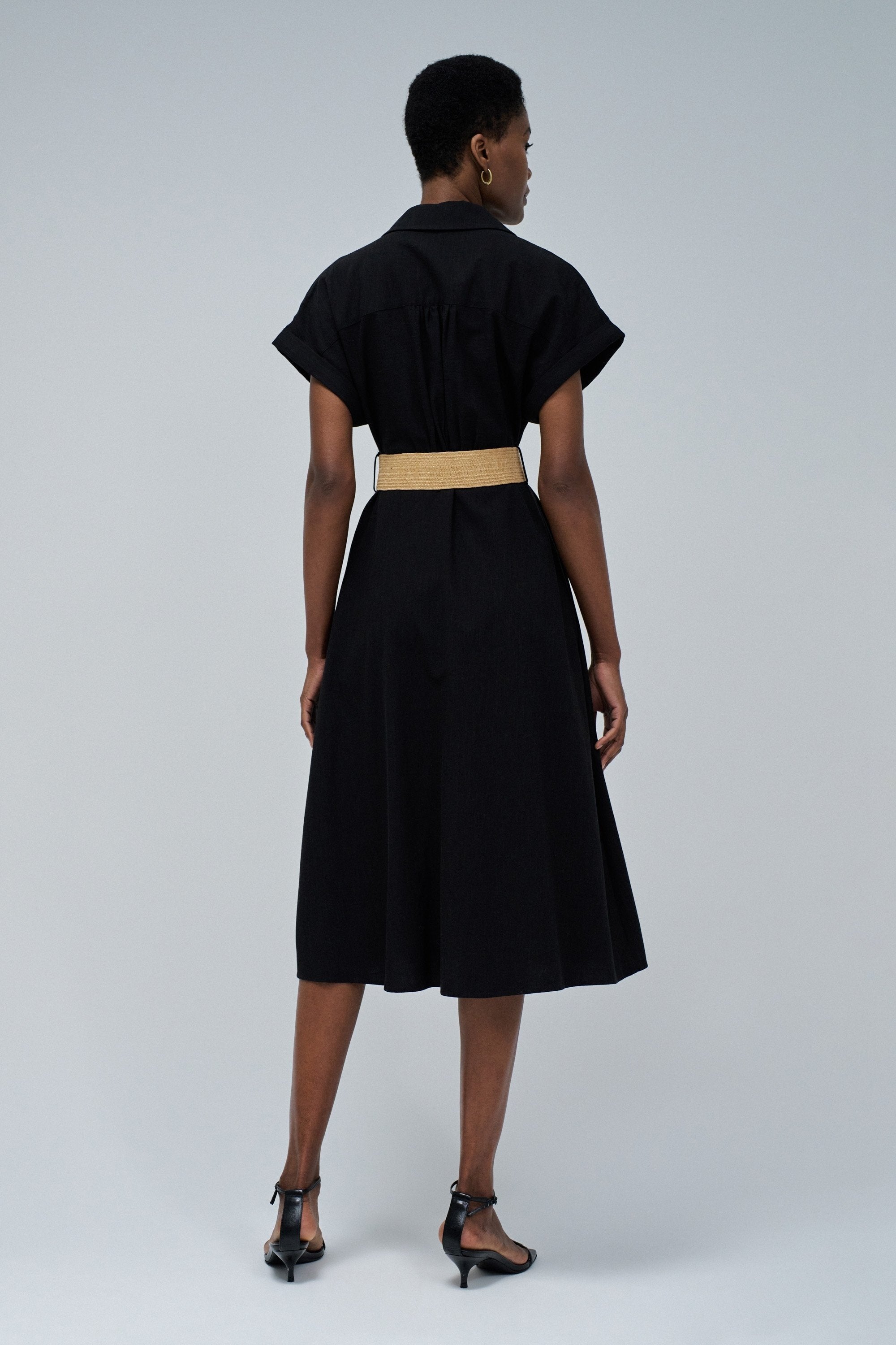 Robe en lin avec ceinture boutonnée à l'avant en noir Robes Salsa Jeans