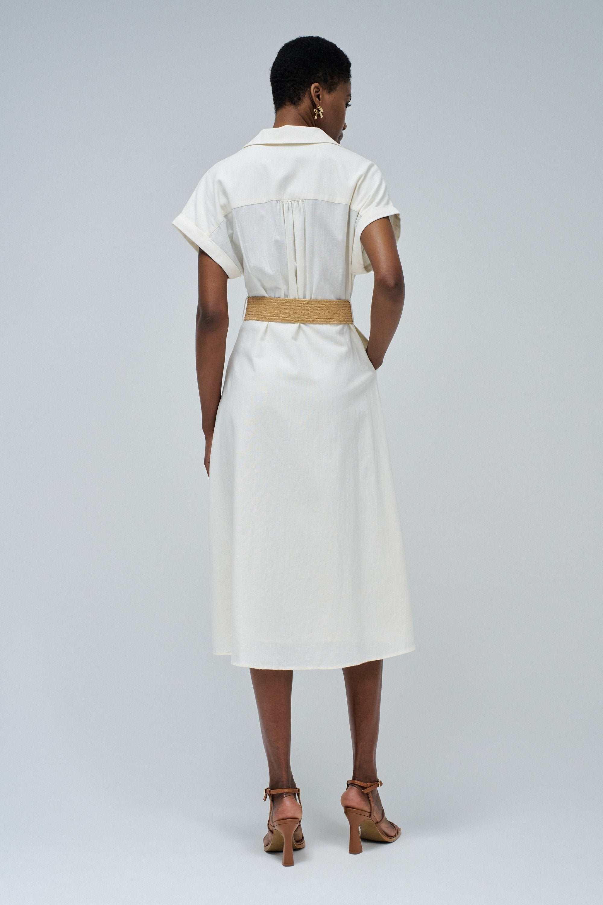 Chemise en lin Robe avec ceinture boutonnée à l'avant en Light Pearl V1 Robes Salsa Jeans