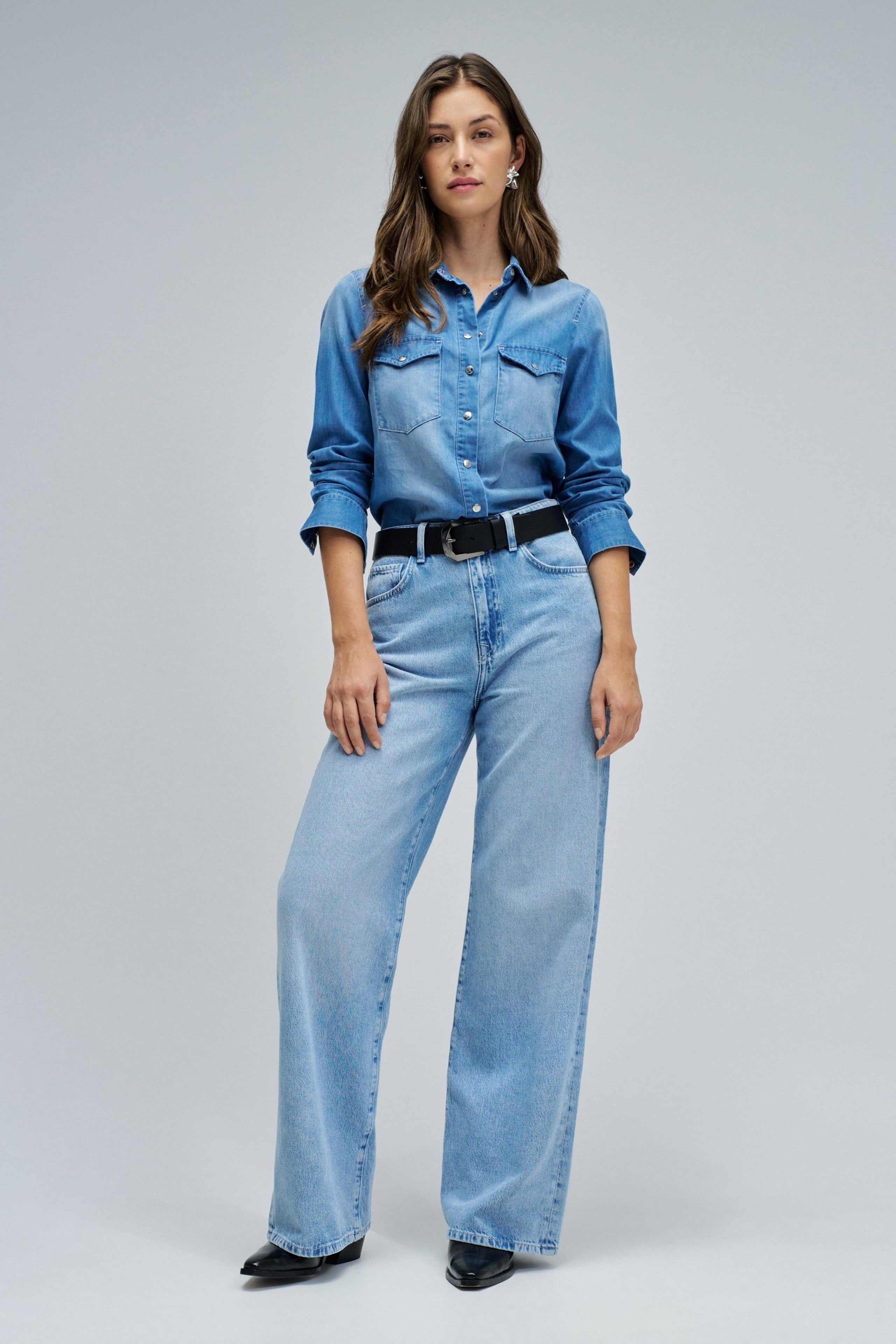 Chemise en denim avec poches avant en lavage moyen