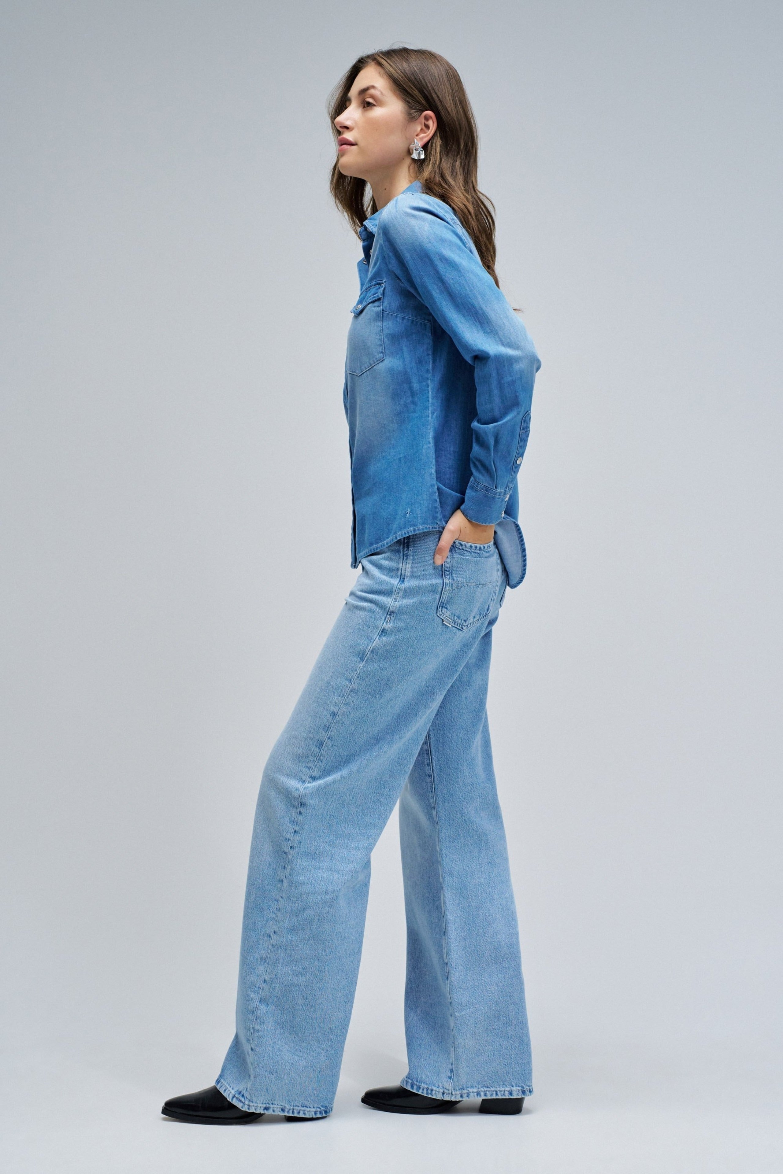 Chemise en denim avec poches avant en lavage moyen