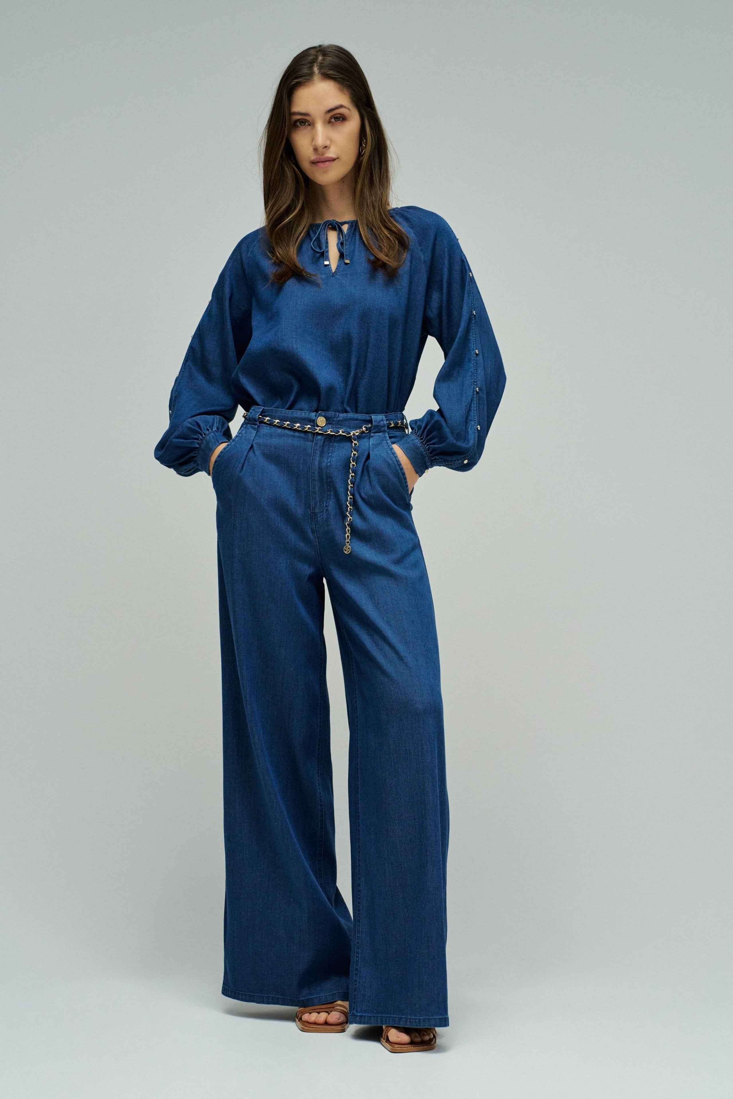 Détail des manches de la blouse en délavé foncé