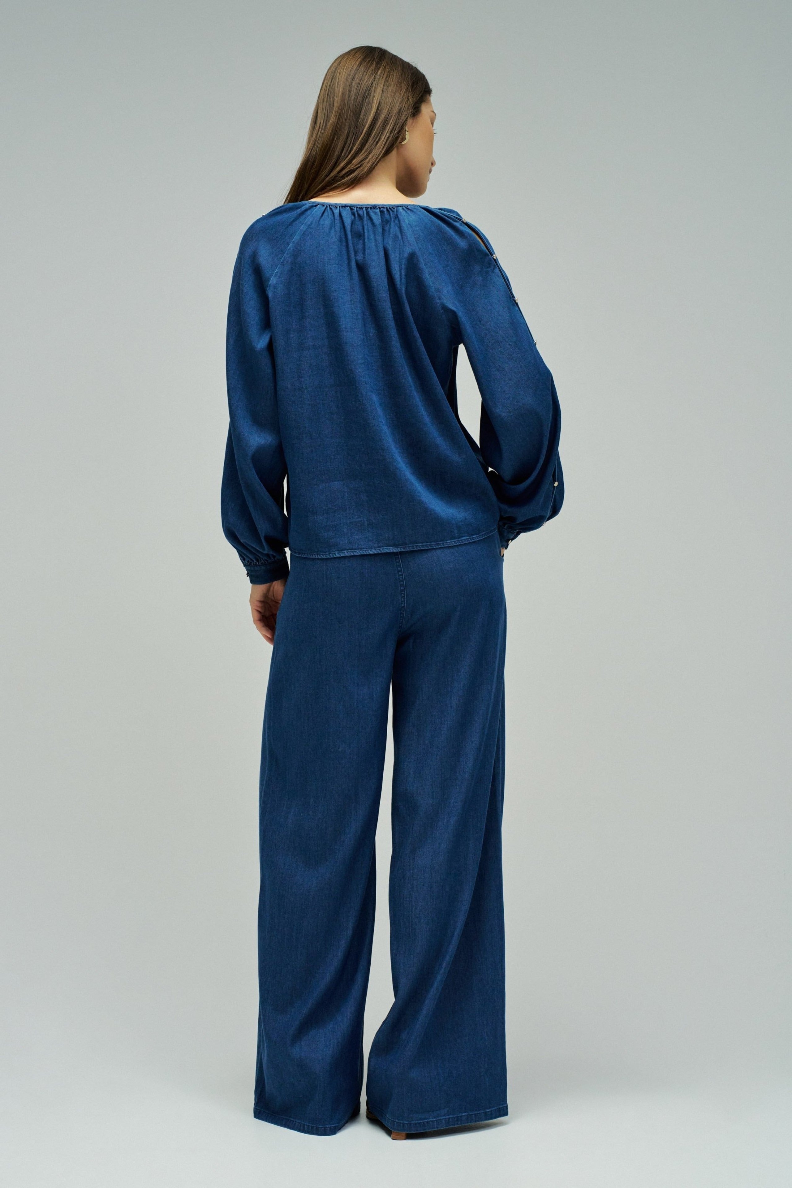 Détail des manches de la blouse en délavé foncé