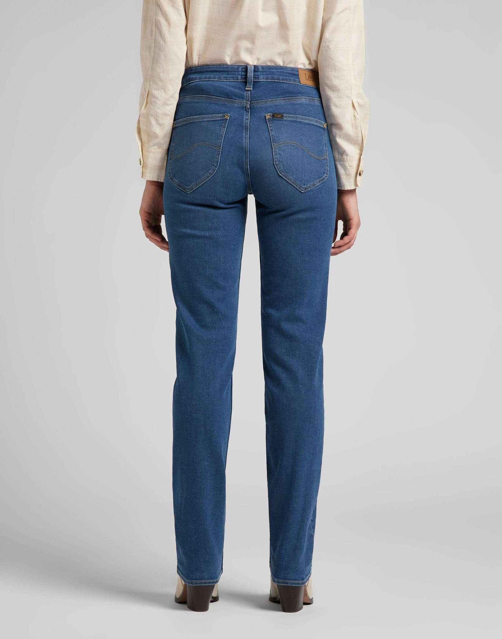 Marion Straight in Mid Ada Jeans Lee