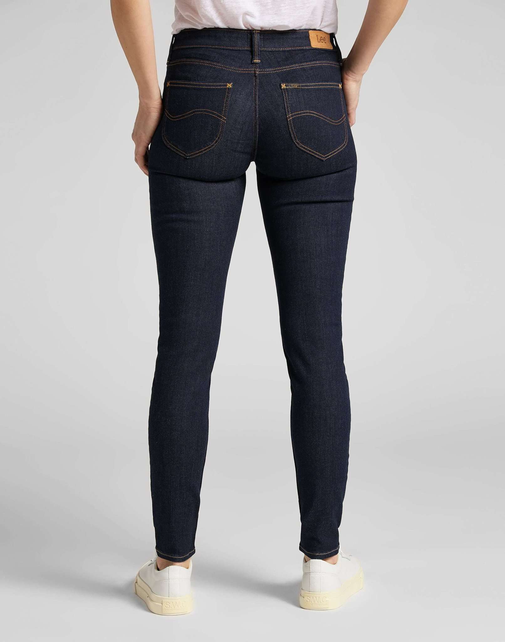 Scarlett en jeans rincés Lee