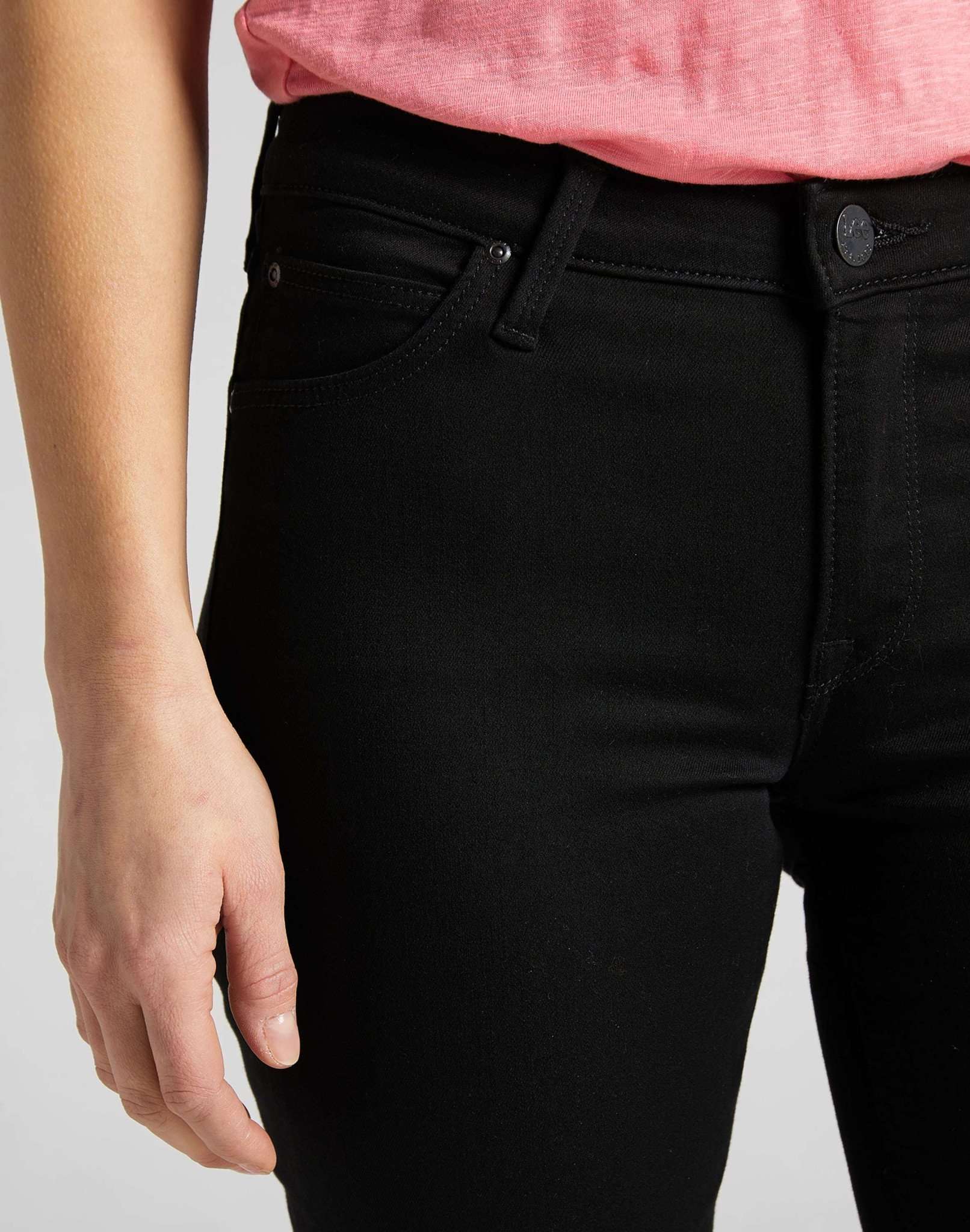 Scarlett en jean noir rincé Lee