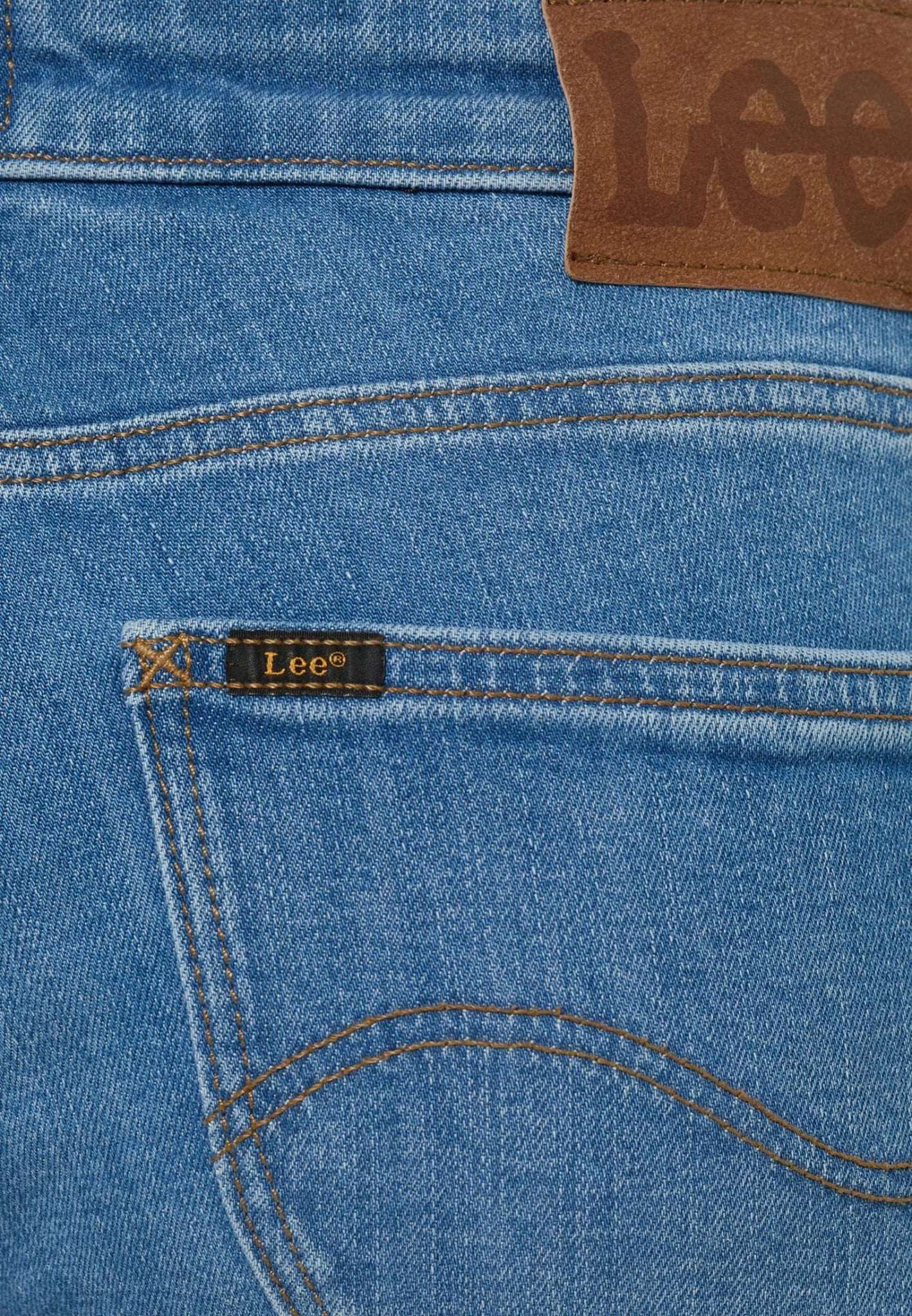 Scarlett en jeans Majestic Wave Lee
