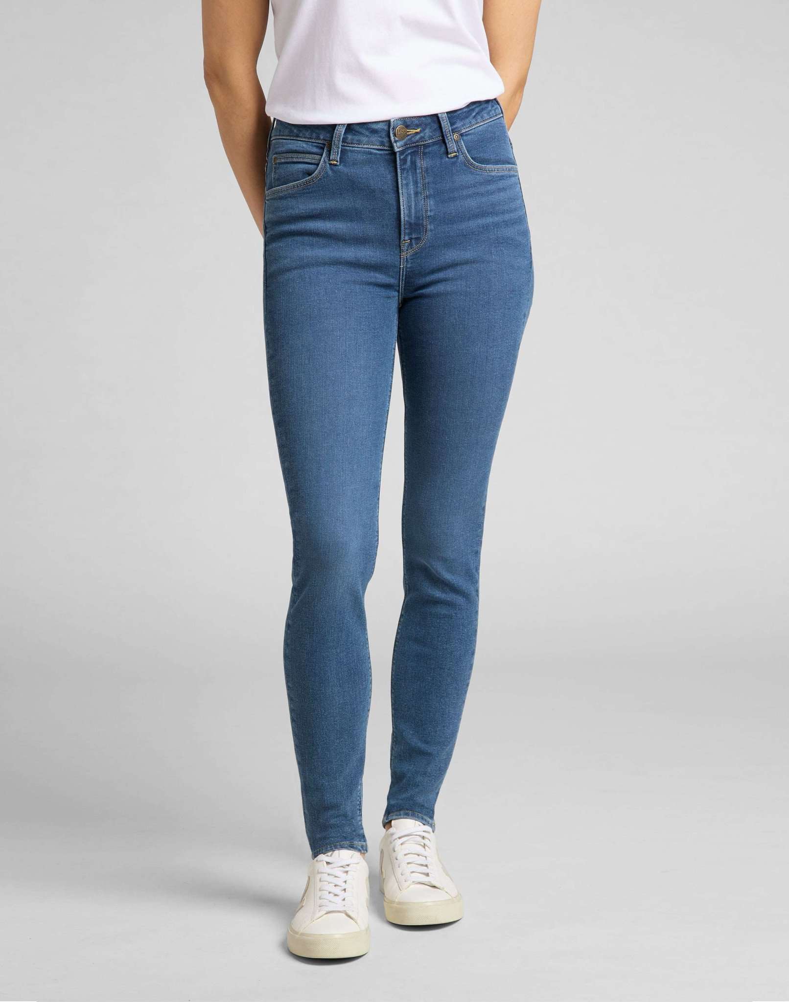 Scarlett High in Mid Madison Jeans Lee