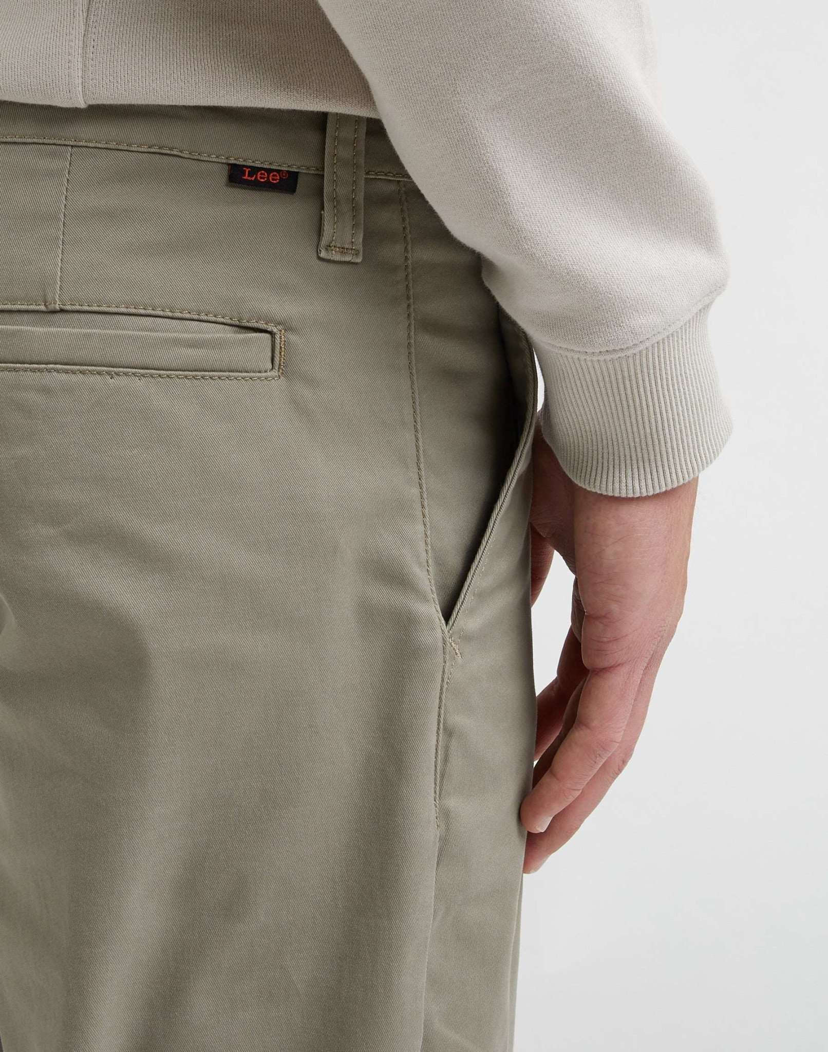 Regular Chino in Mushroom Pantalon Lee