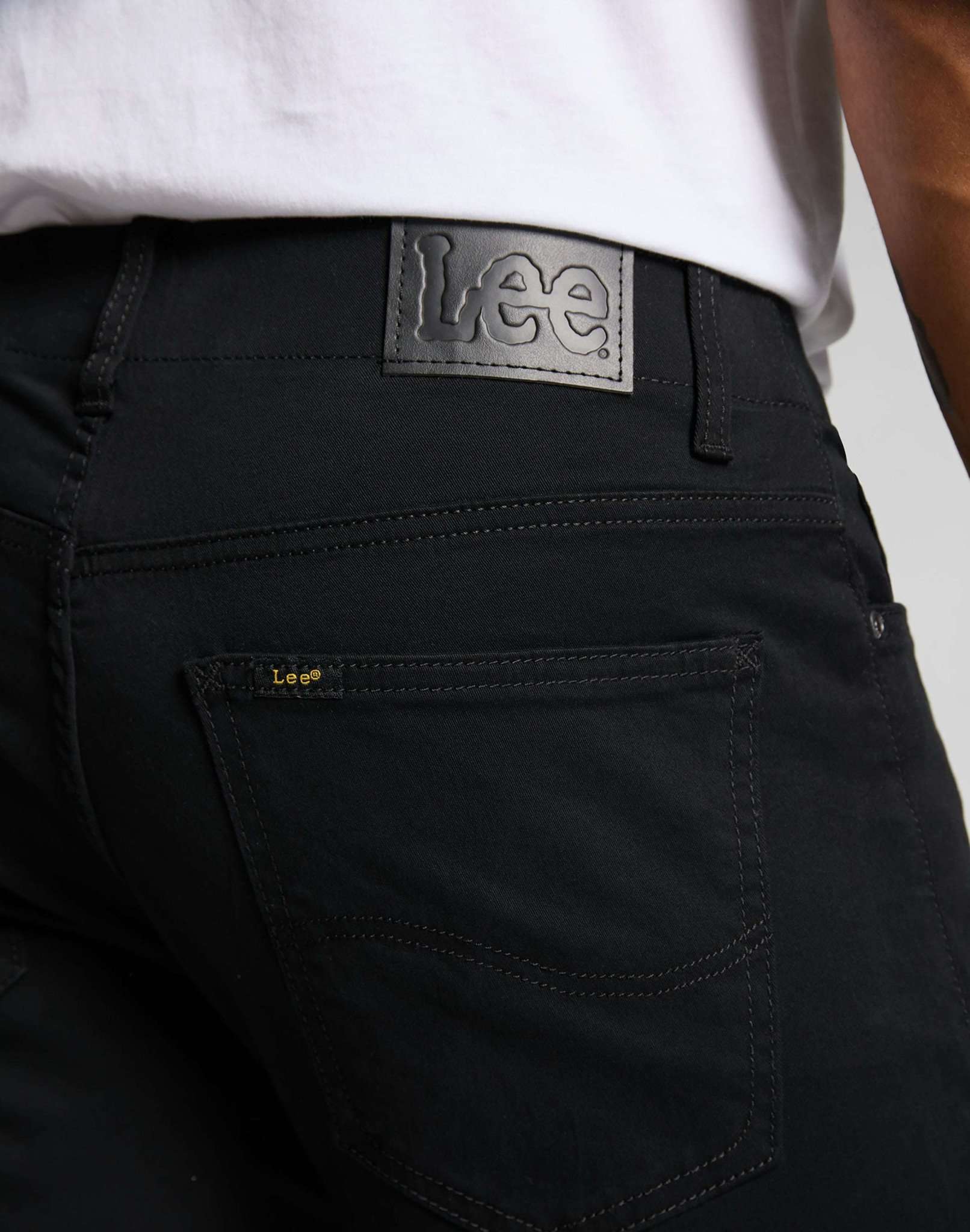 Pantalon Straight Fit XM in Black Lee
