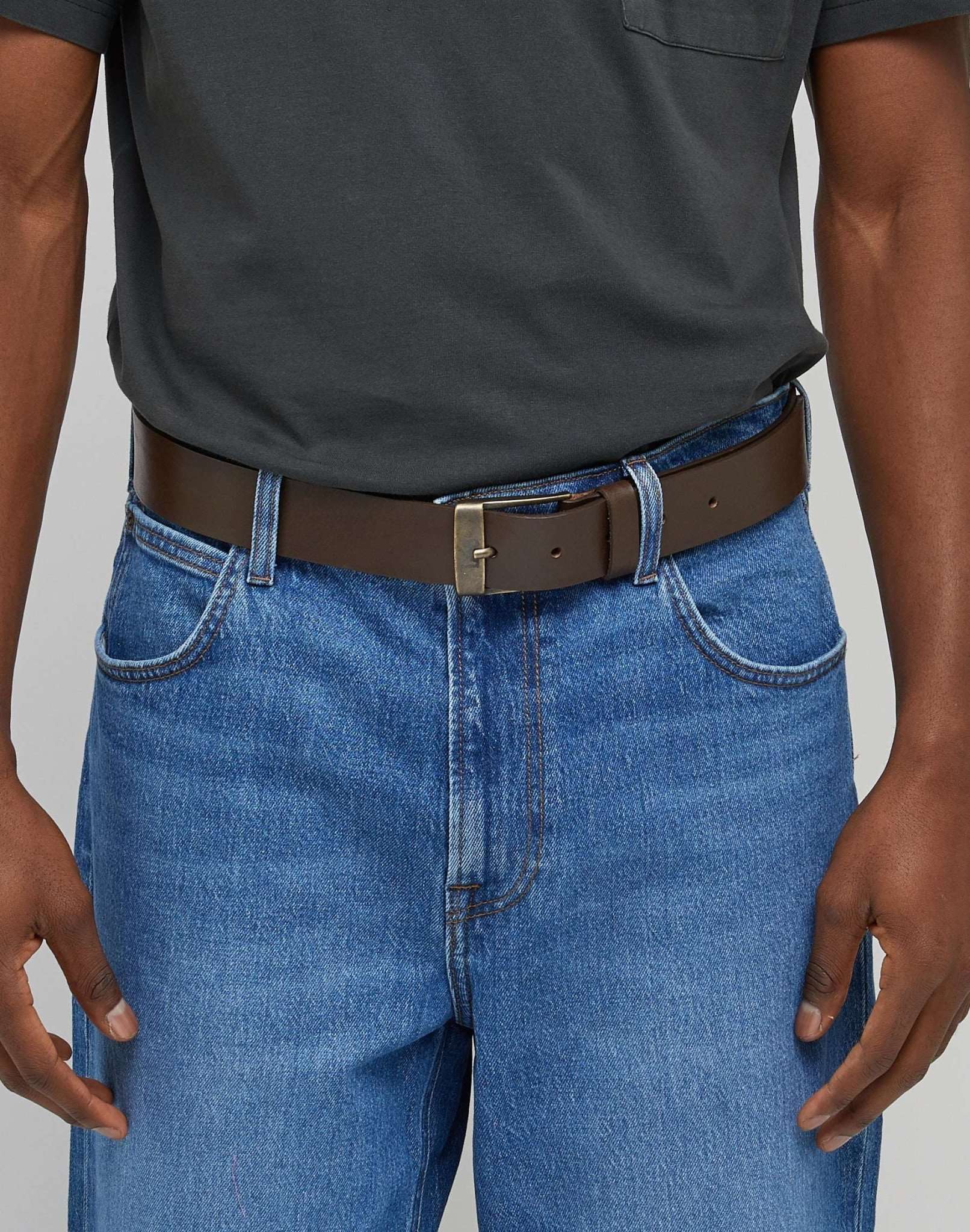 Leather Belt Logo Buckle dans la ceinture Dark Brown Lee