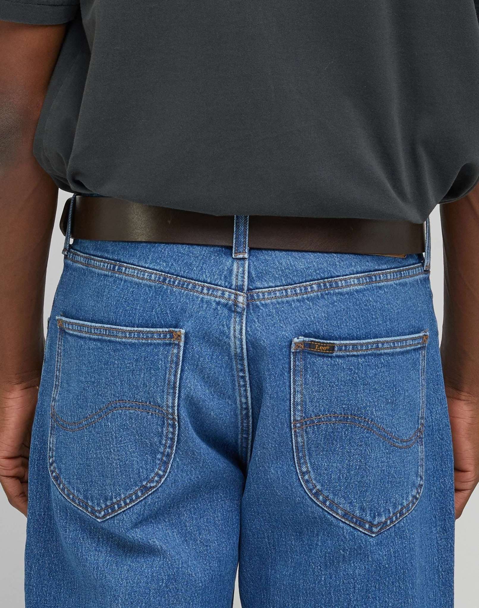 Leather Belt Logo Buckle dans la ceinture Dark Brown Lee