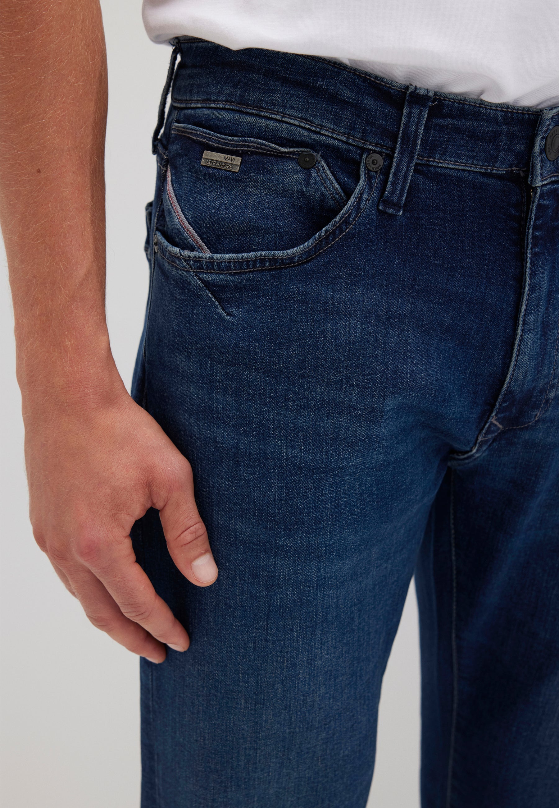 Marcus in Dark Brushed Ultra Move Jeans Mavi