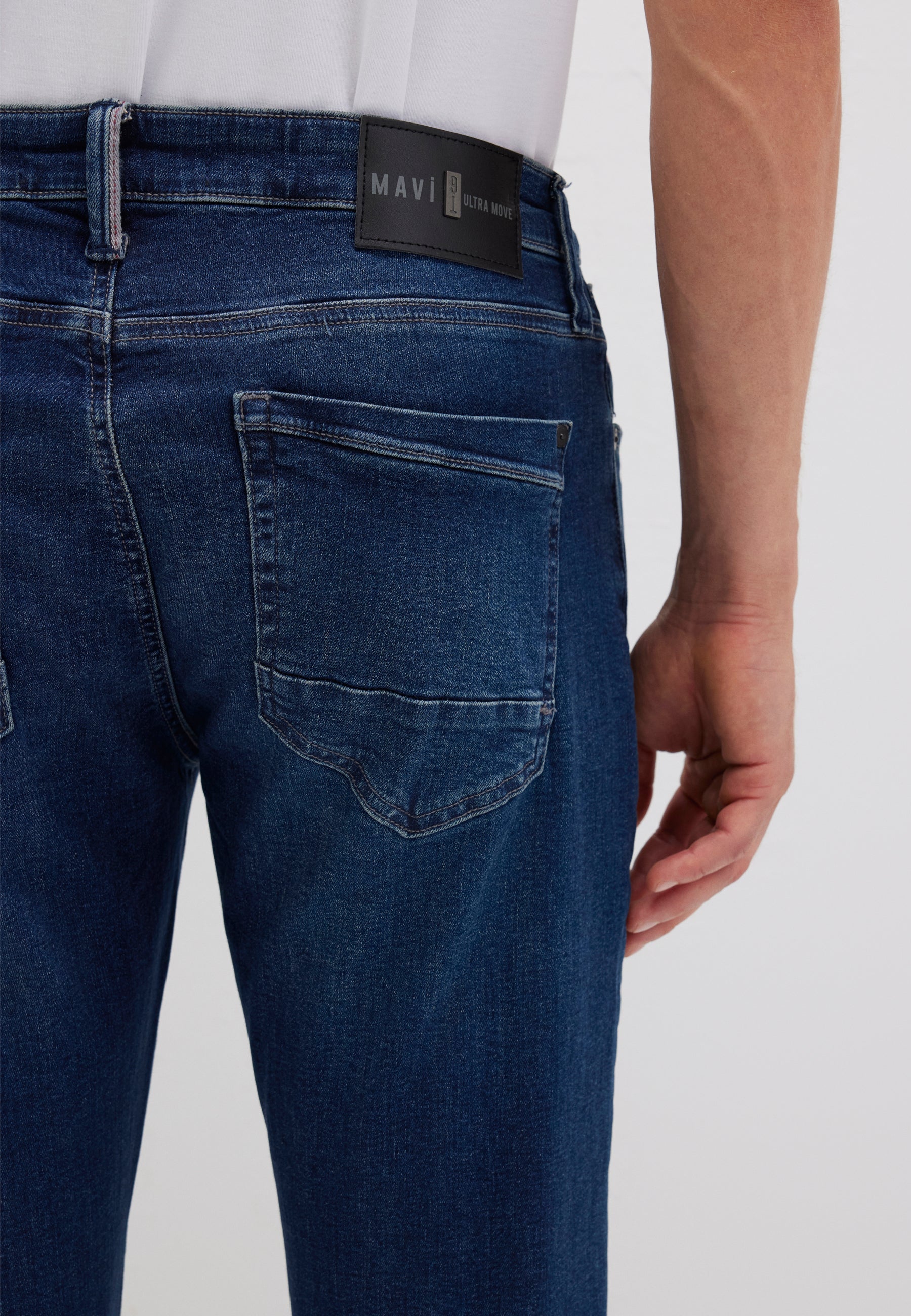 Marcus in Dark Brushed Ultra Move Jeans Mavi