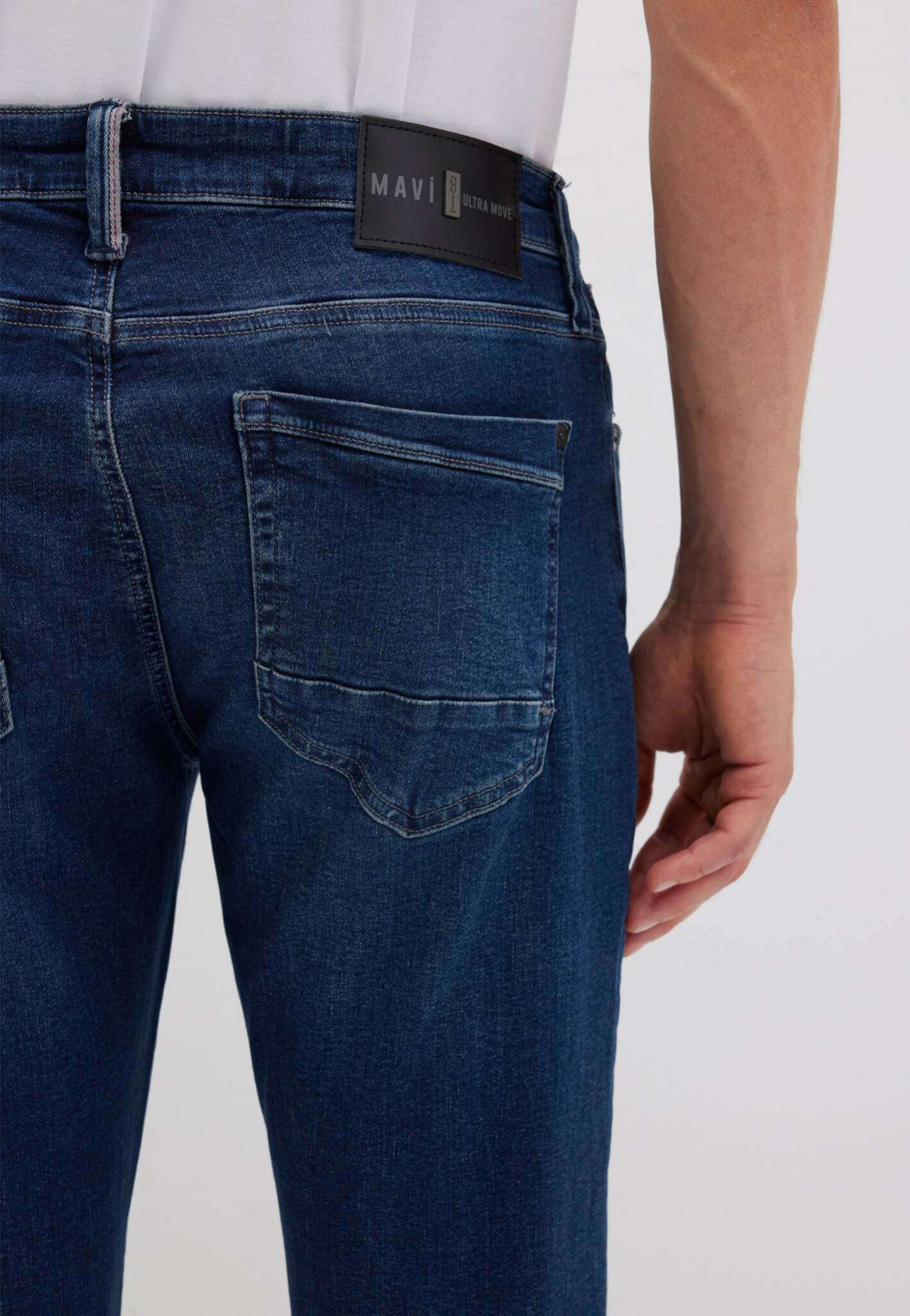 Marcus in Dark Brushed Ultra Move Jeans Mavi