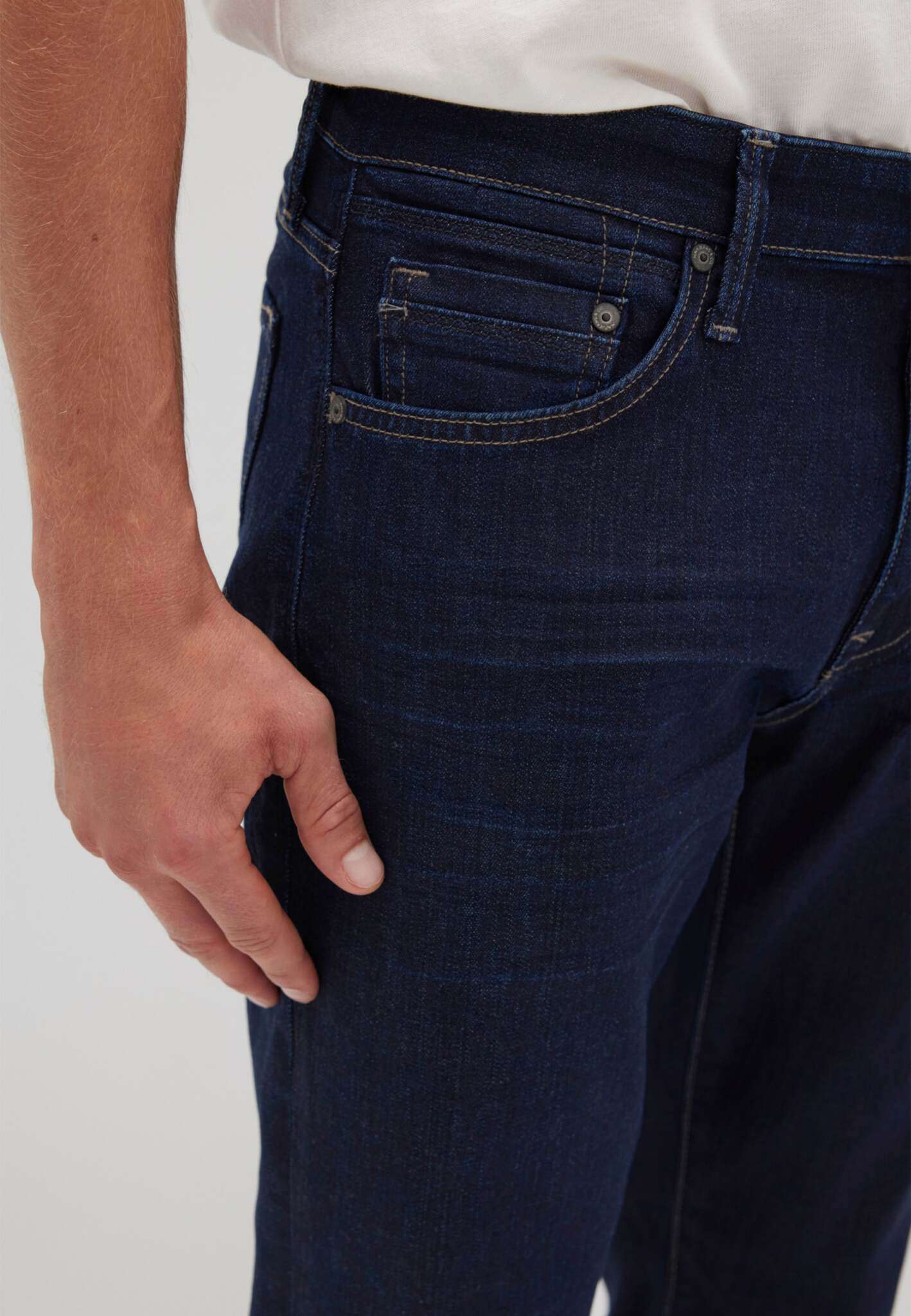 Marcus in Rinse Comfort Jeans Mavi