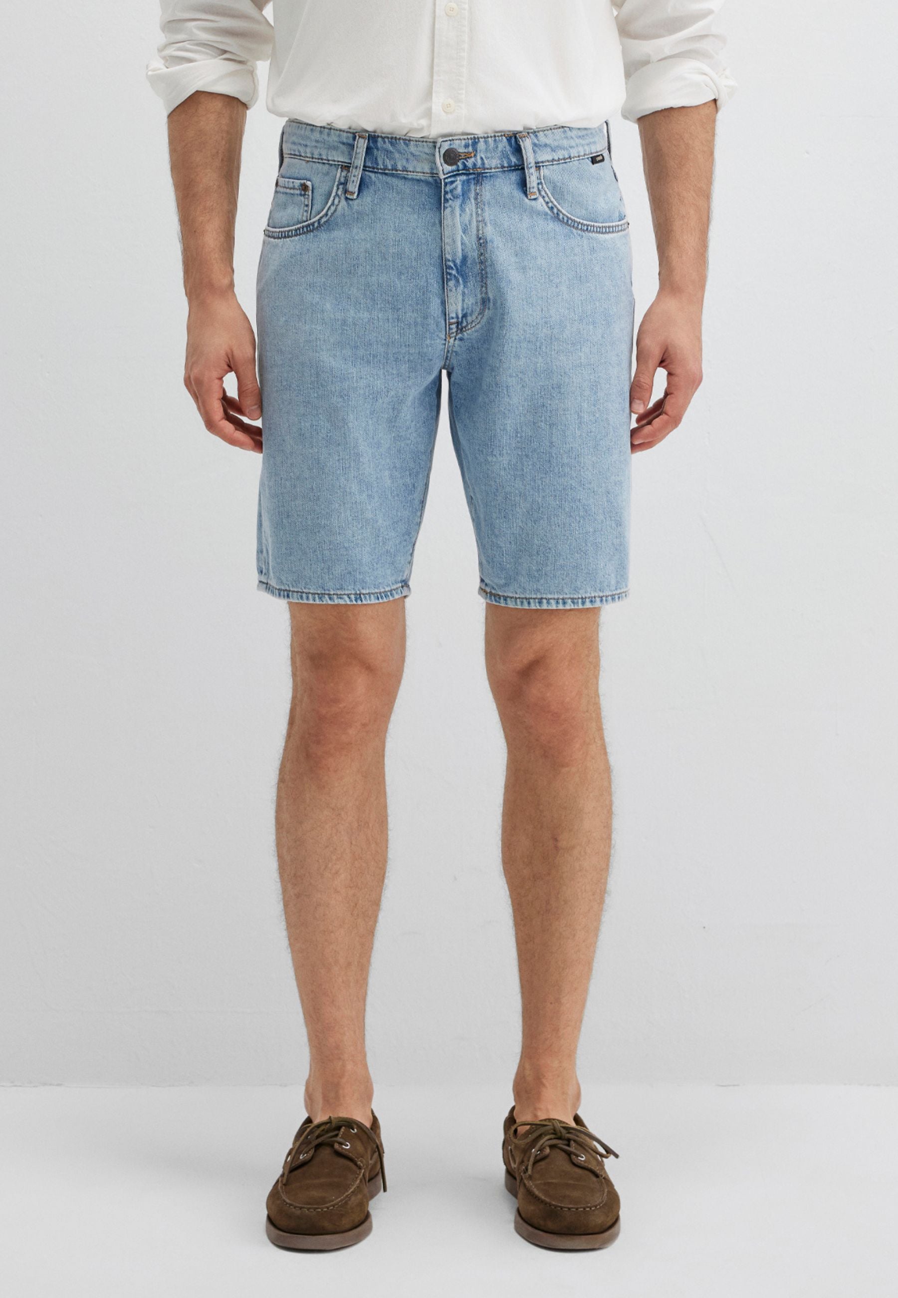 Lucas en short en jean vintage des années 90 Mavi