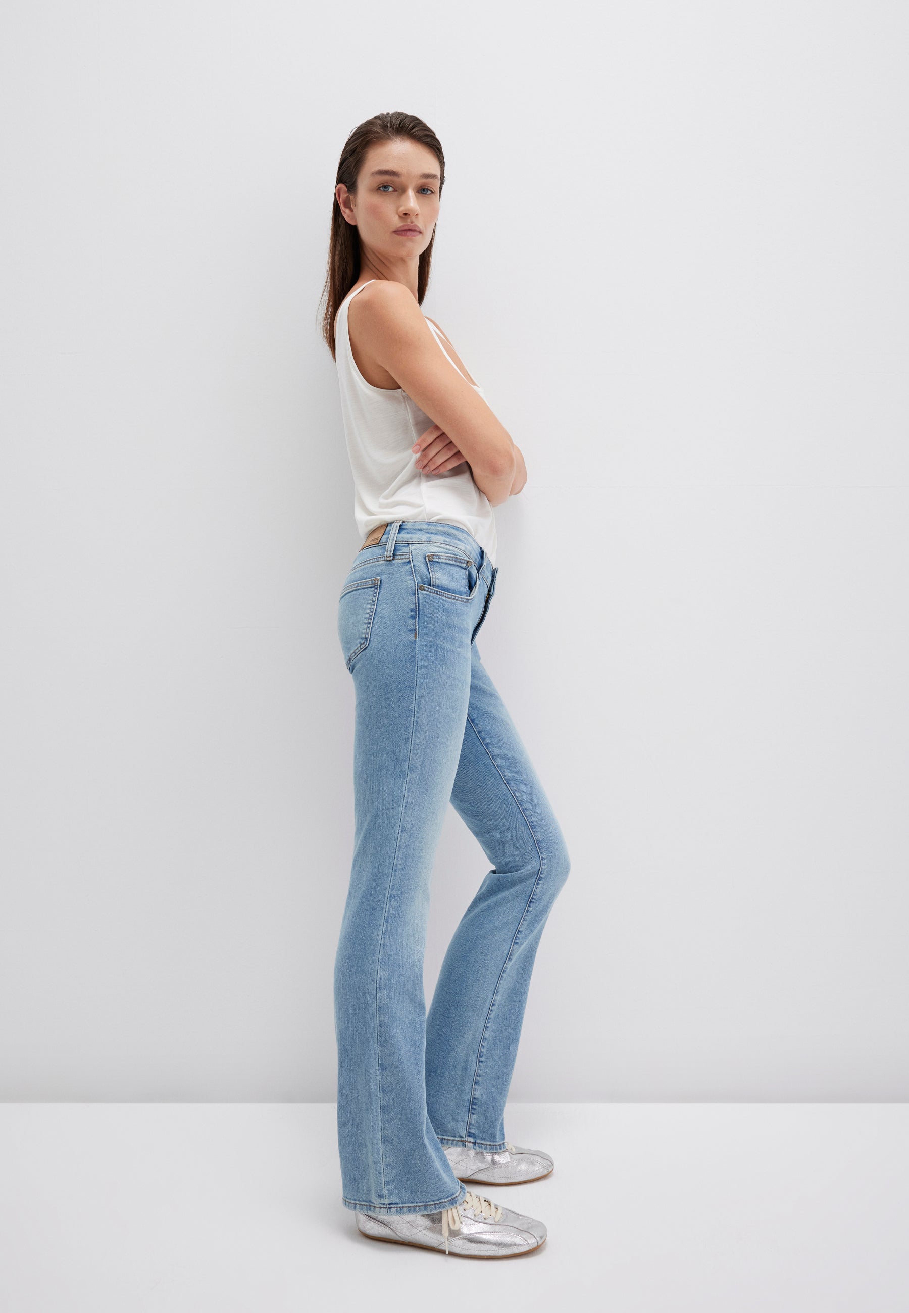 Bella Mid-Rise in Lt Brushed Str Jeans Mavi