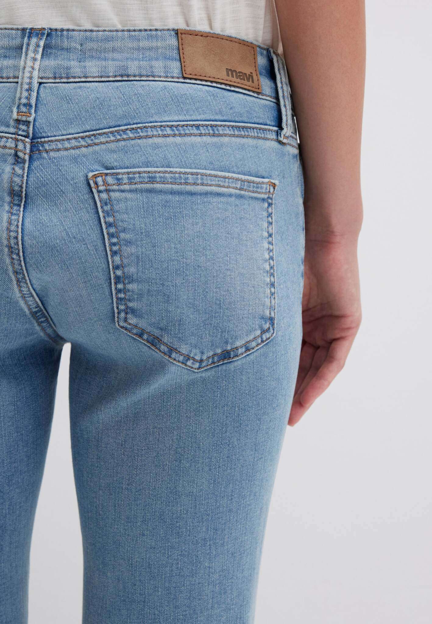 Bella Mid-Rise in Lt Brushed Str Jeans Mavi