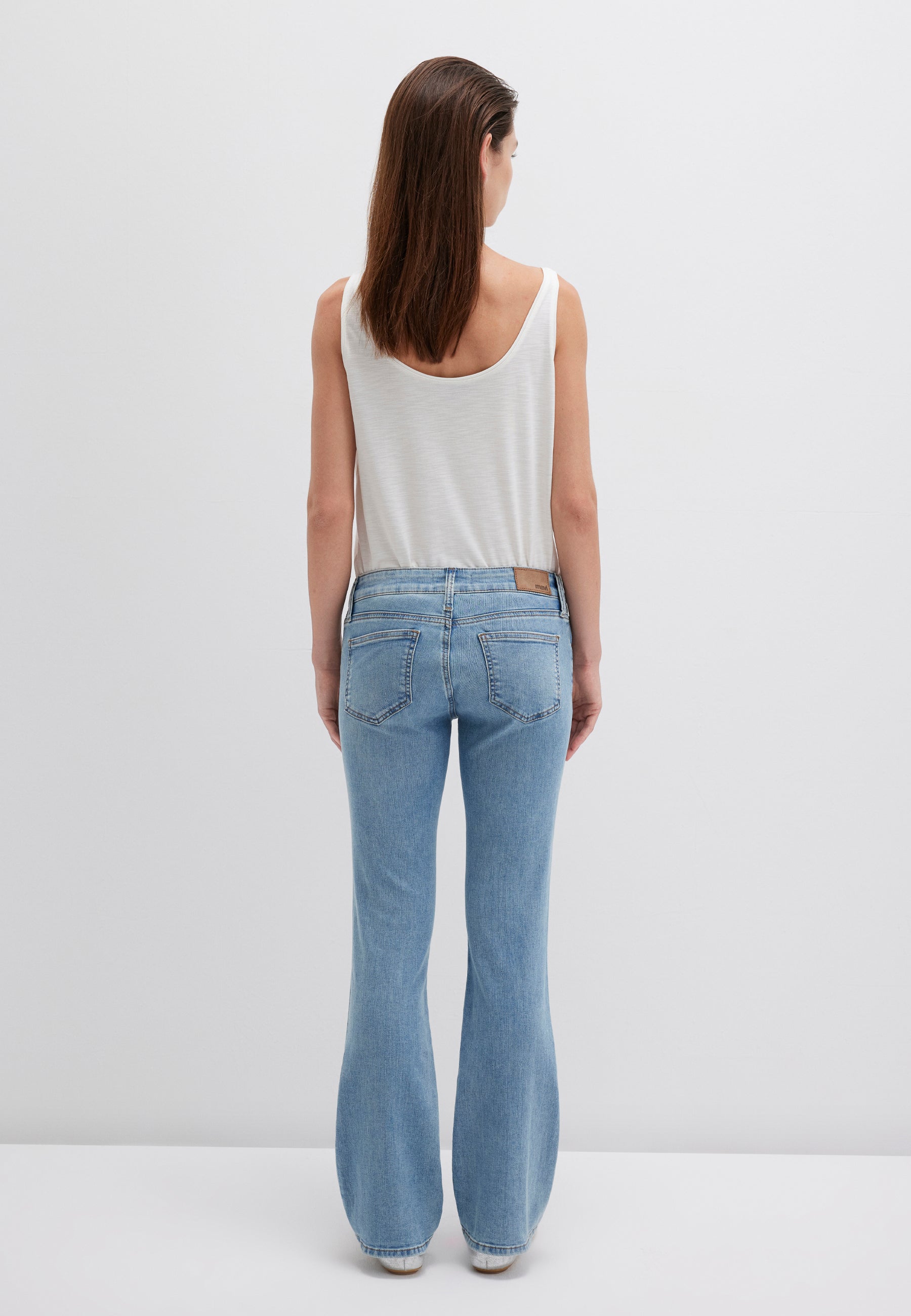 Bella Mid-Rise in Lt Brushed Str Jeans Mavi
