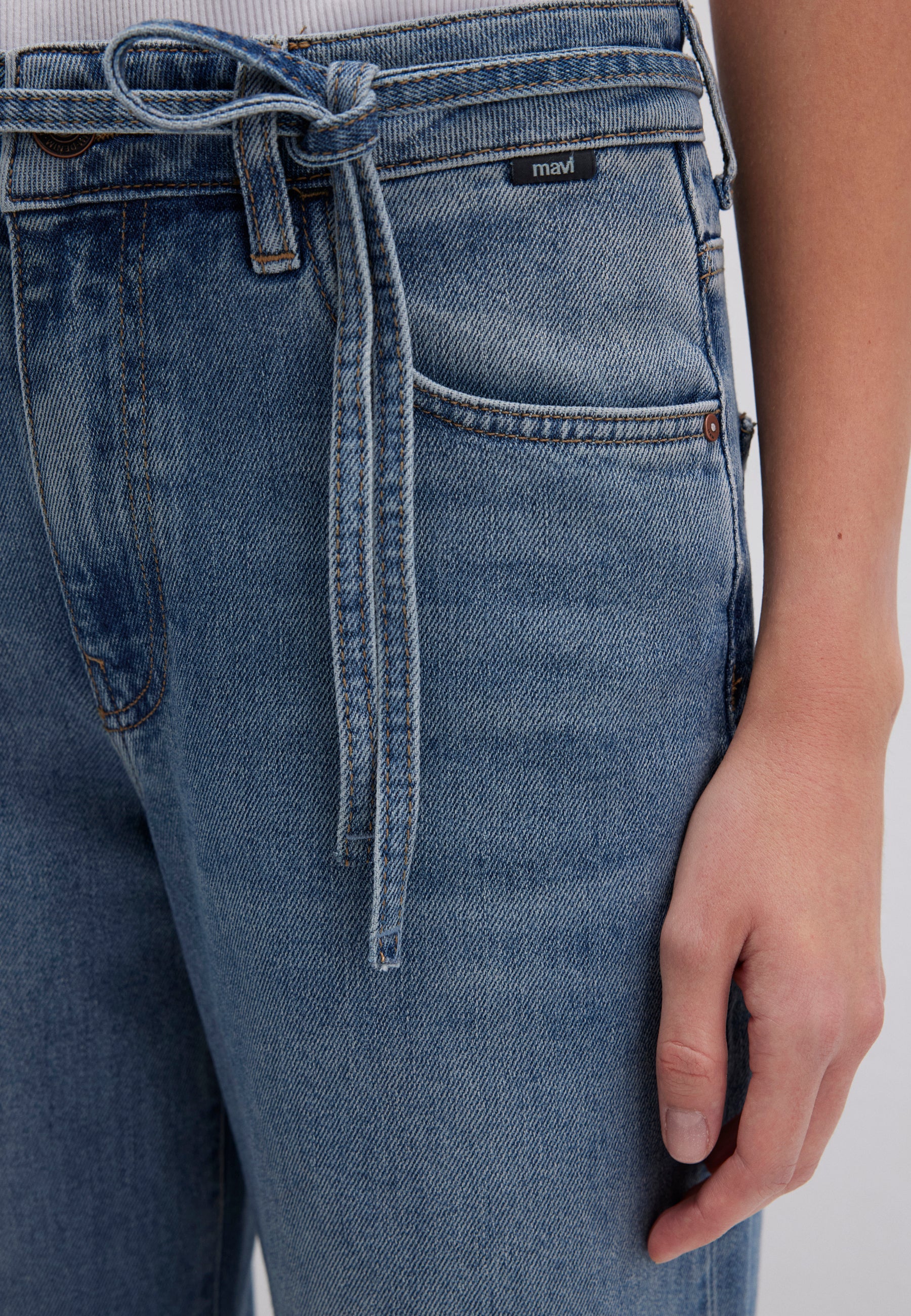 Malibu With Belt in Mid Used 90S Jeans Mavi