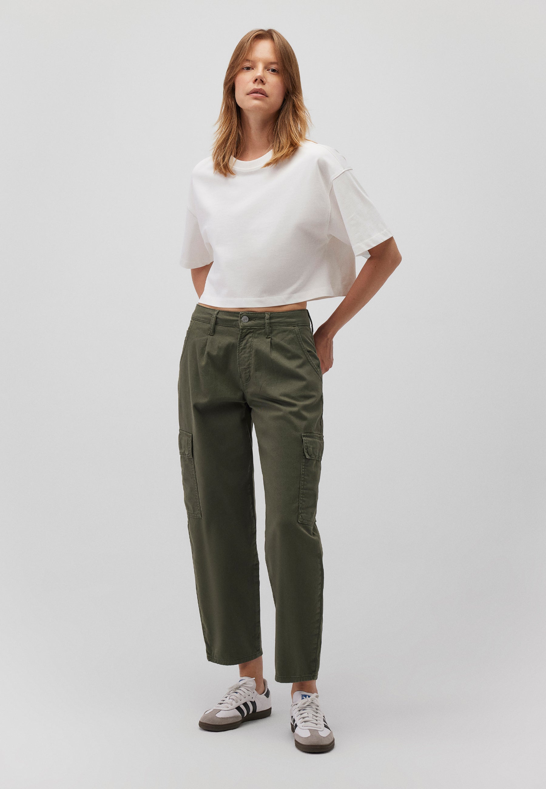 Jacy dans le pantalon en serge Beetle Mavi