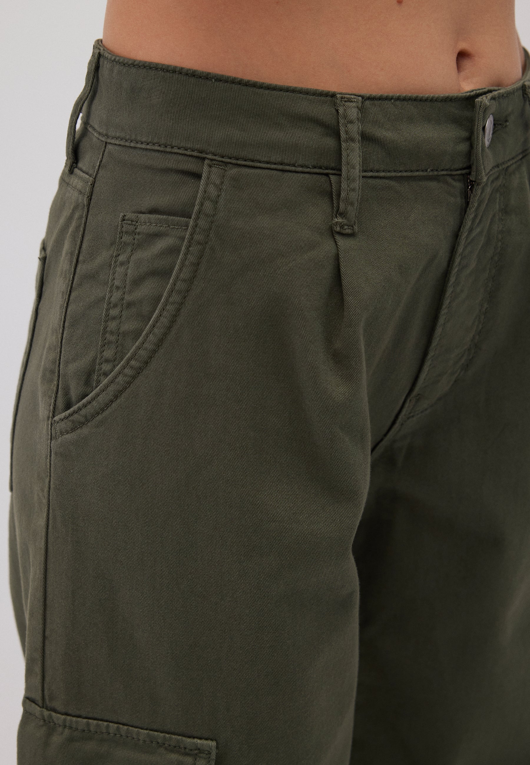 Jacy dans le pantalon en serge Beetle Mavi