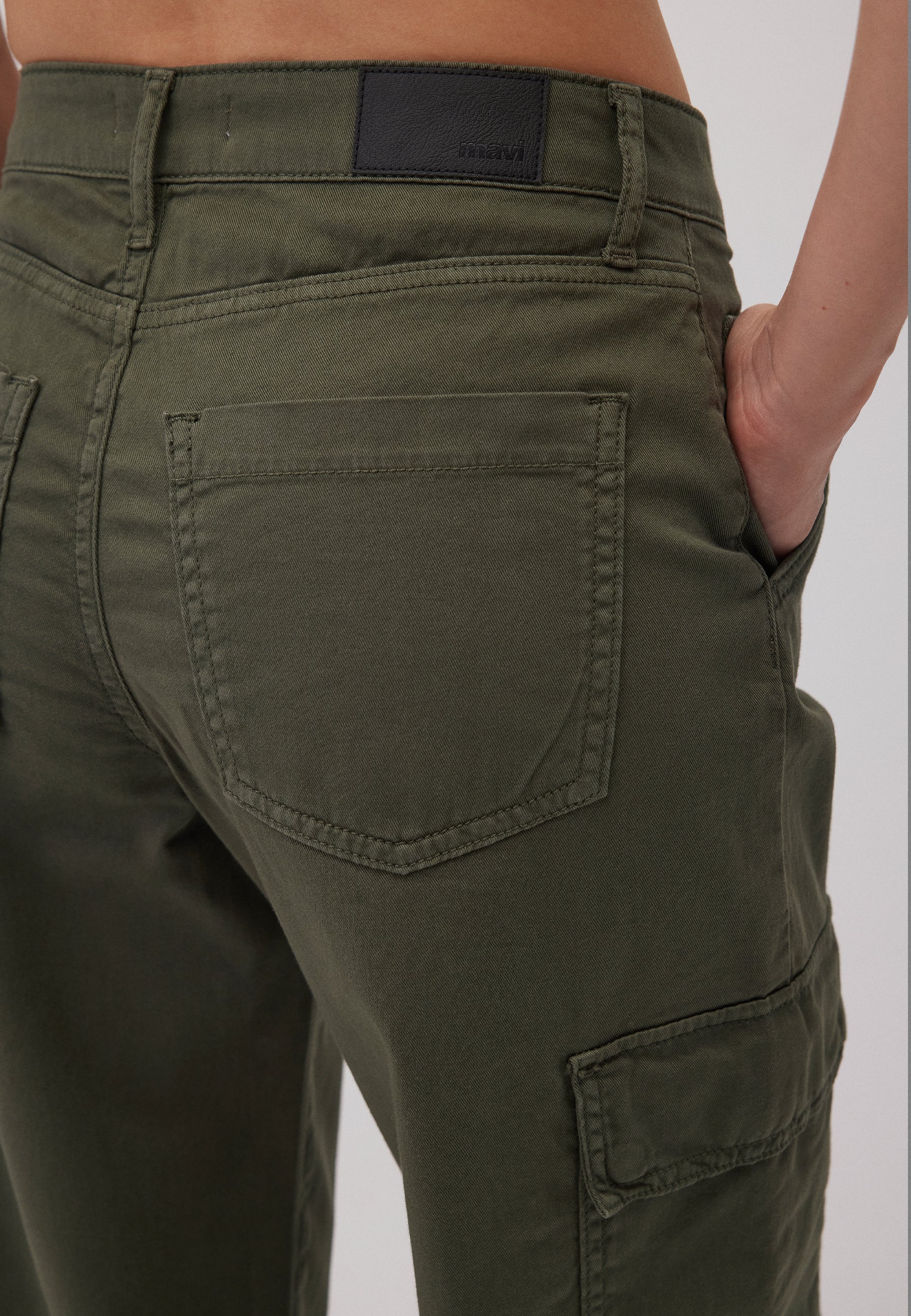 Jacy dans le pantalon en serge Beetle Mavi