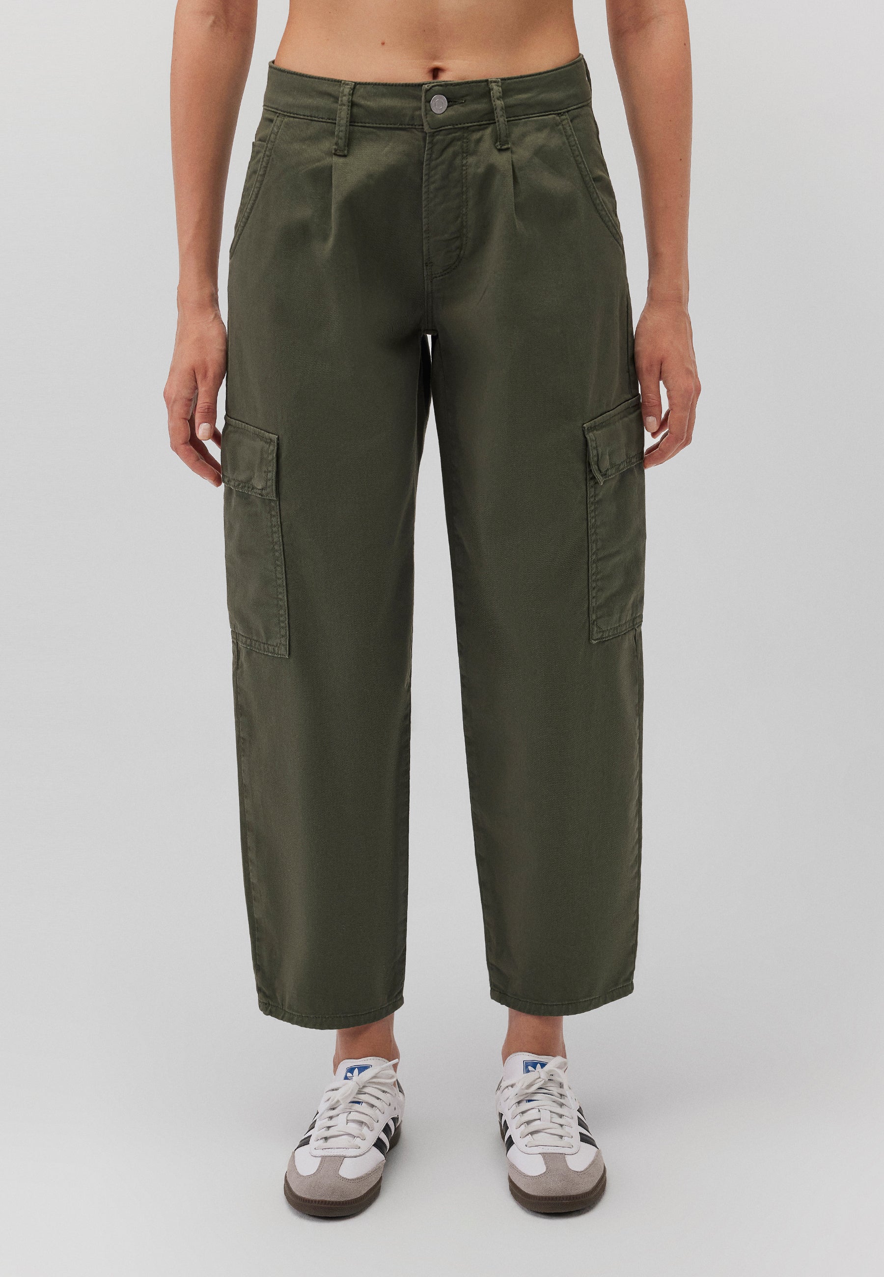 Jacy dans le pantalon en serge Beetle Mavi