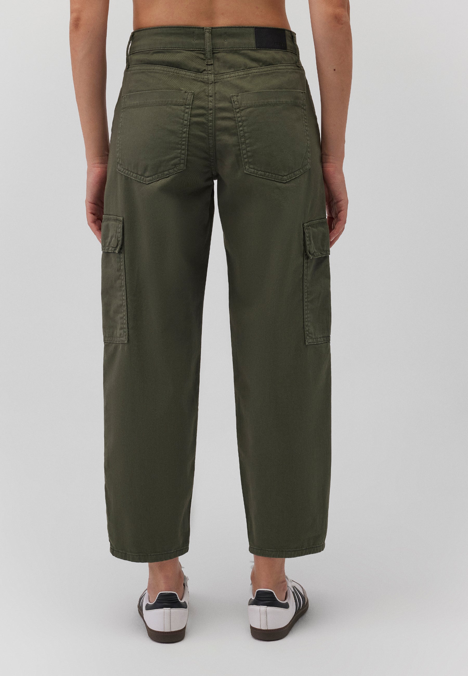 Jacy dans le pantalon en serge Beetle Mavi