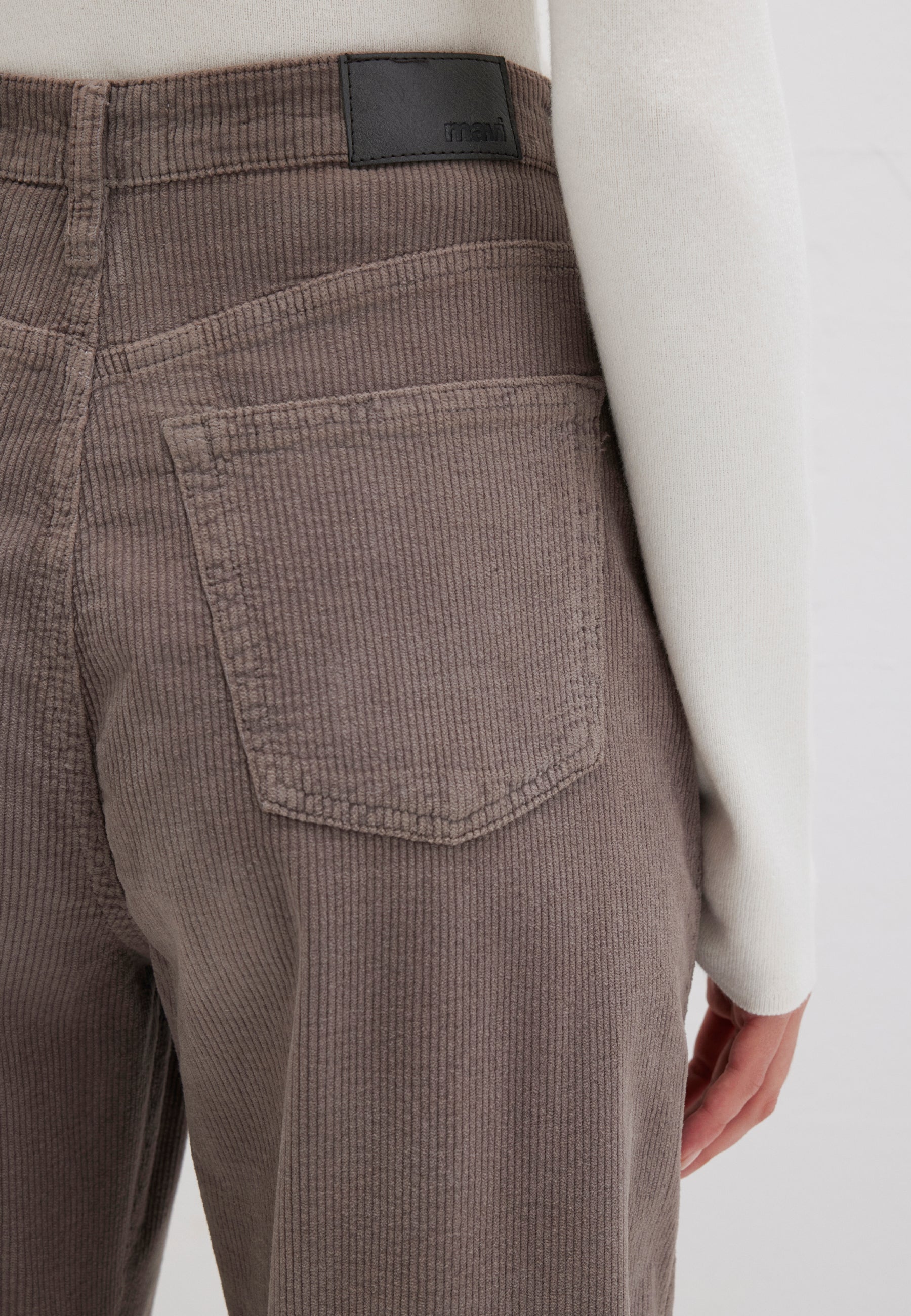 Laura en Charcoal Gray Cordon Pantalon Mavi