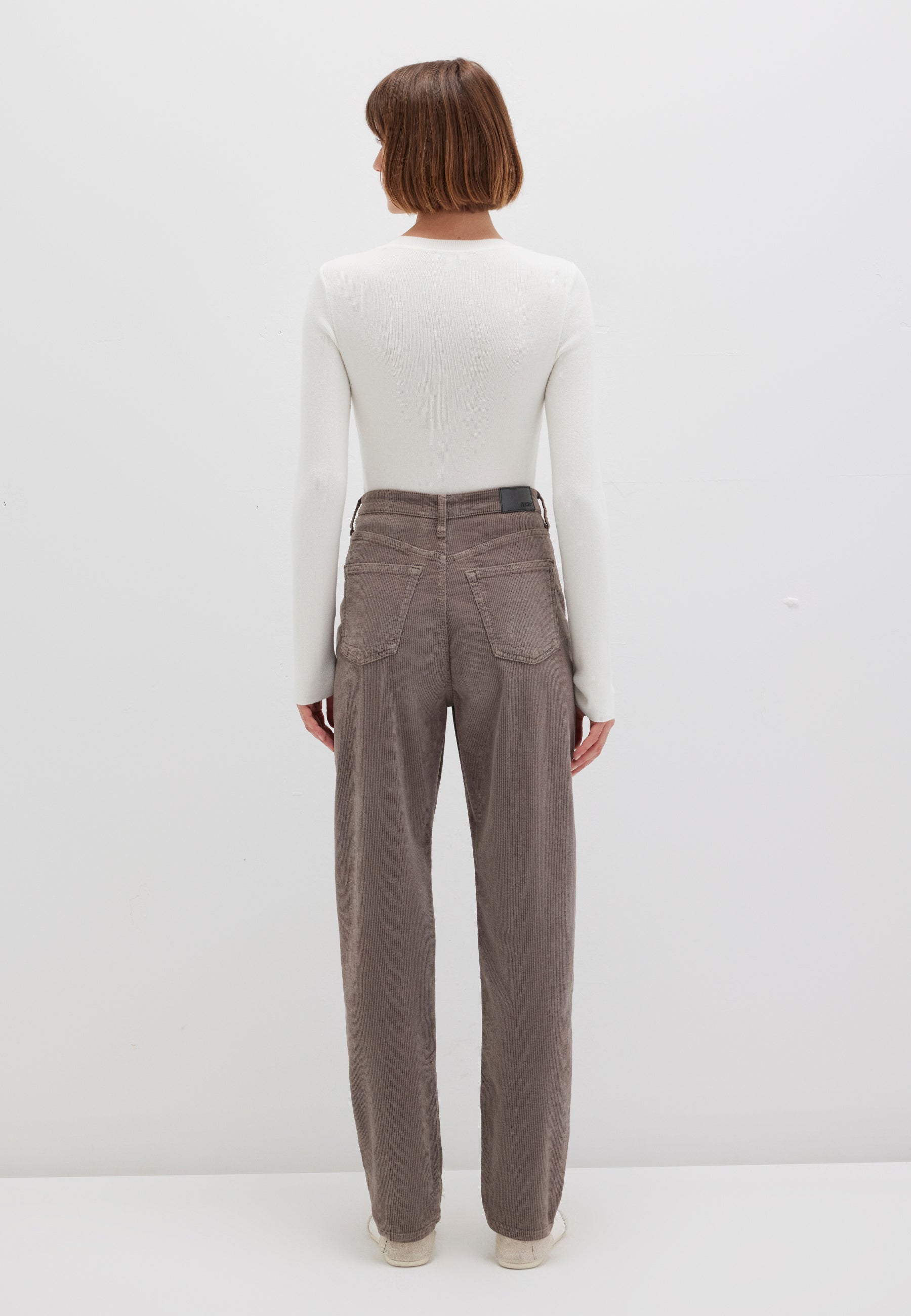 Laura en Charcoal Gray Cordon Pantalon Mavi