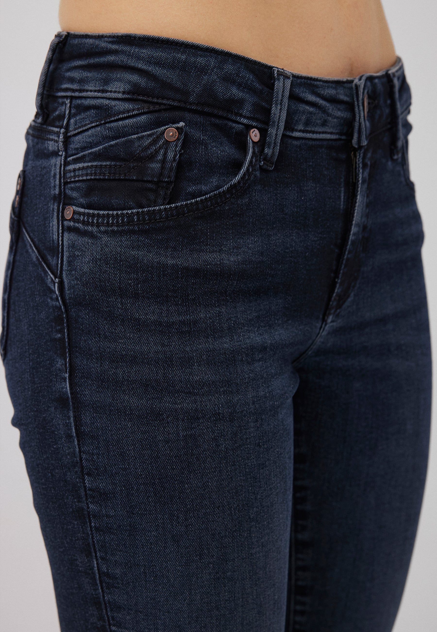 Adriana en jeans Glam Dark Ink Mavi