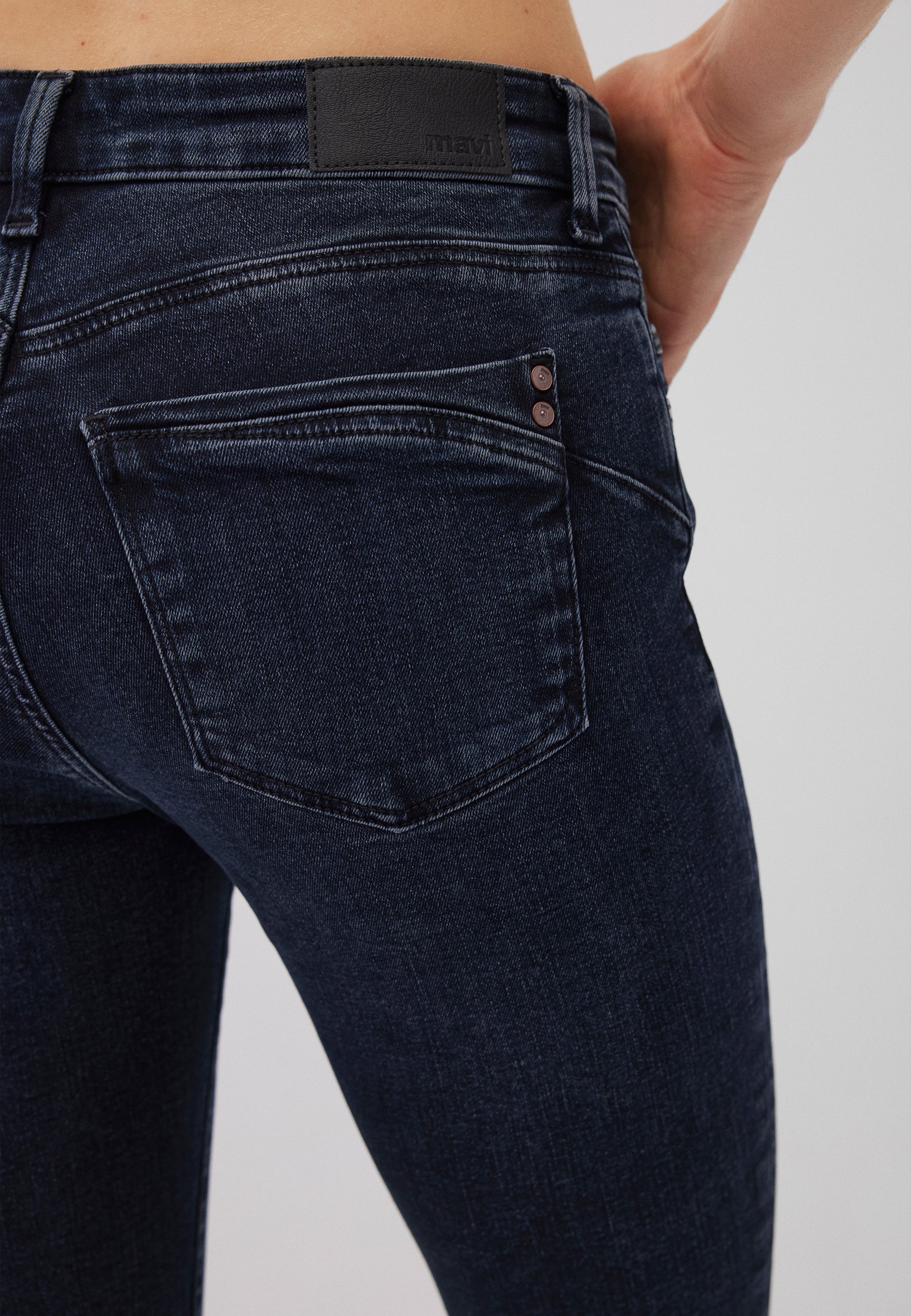 Adriana en jeans Glam Dark Ink Mavi