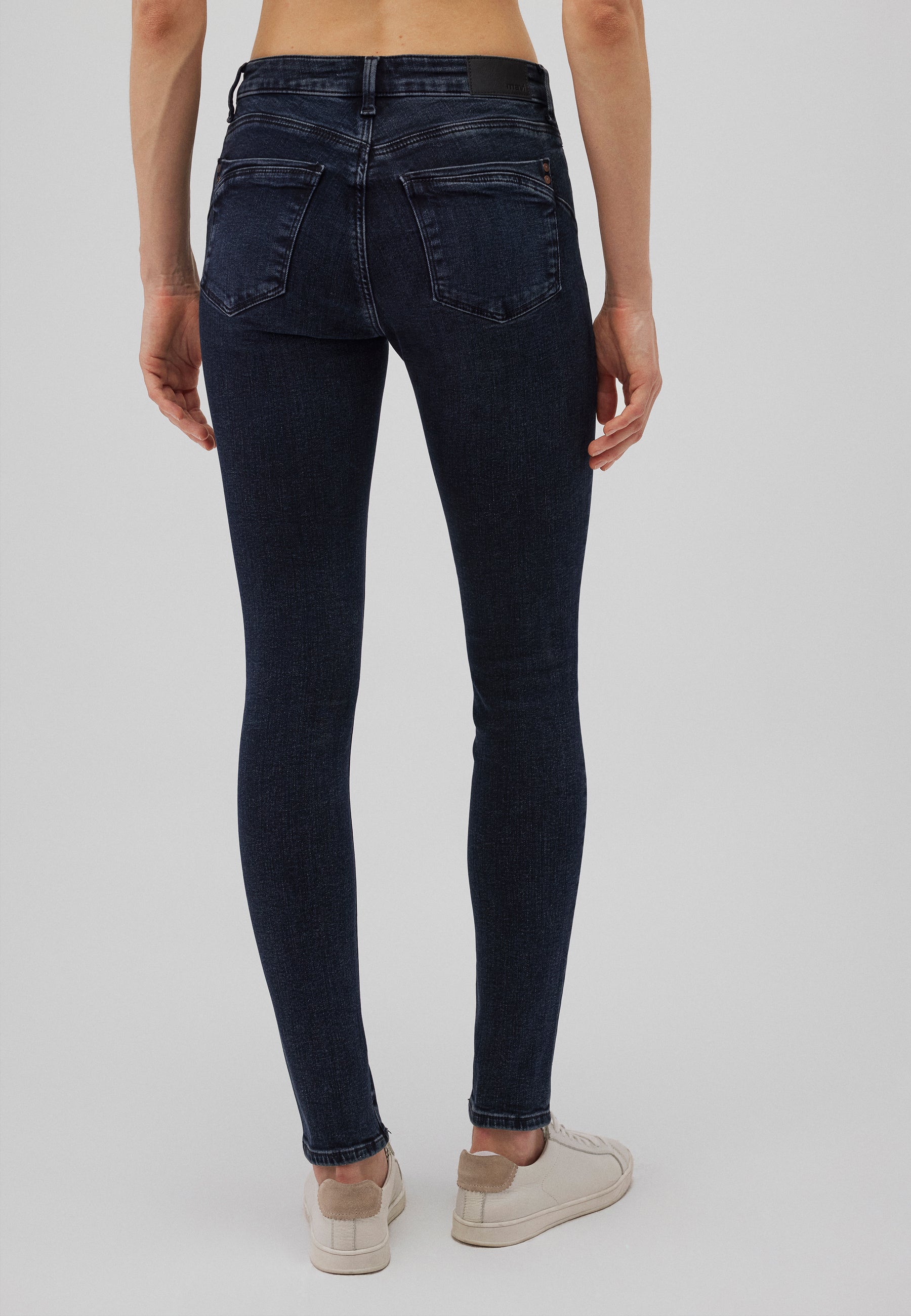 Adriana en jeans Glam Dark Ink Mavi